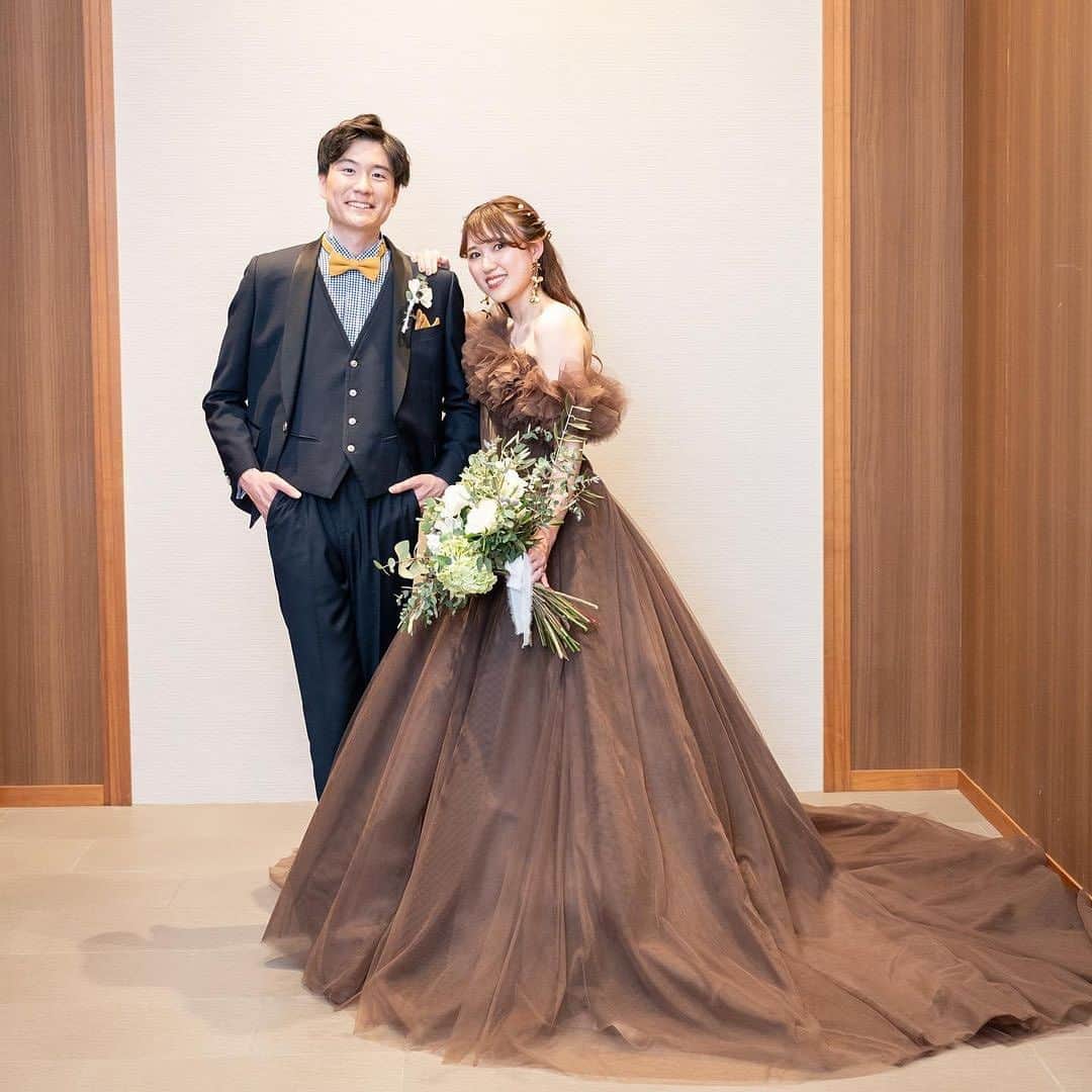 ベストブライダル公式のインスタグラム：「~ 他の投稿はこちらから @bestbridal.jp おしゃれ花嫁さまのトータルコーディネート~  ﹋﹋﹋﹋﹋﹋﹋﹋﹋﹋﹋﹋﹋﹋﹋﹋﹋﹋﹋﹋﹋﹋ ブラウン×オレンジをテーマカラーに テラコッタの色味がとてもお洒落な 素敵な空間をぜひスワイプしてご覧くださいませ☺️  こちらの花嫁さまの会場 ストリングスホテル名古屋 @strings_nagoya_wedding   \ウェディングフォト募集中/ @bestbridal.jp をフォローして、 お写真の投稿をお待ちしております  当アカウントでリグラムOKなベストブライダルの卒花嫁orプレ花嫁の皆様は、#ベストブライダル花嫁 もしくは #BB花嫁 のハッシュタグをつけて投稿をお願いします🌿  ※BB花嫁に投稿があったお写真をリグラムする際は、 個別にご連絡は行っておりません。予めご了承ください  \ブライダルフェアの予約について💐/  アカウントプロフィールのURL先、 各会場のHPもしくはDMよりご予約を承っております。 どんな式場が自分に合うかわからない、結婚式をするか迷っている...など些細なご質問でもお気軽にDMにてご相談ください✴︎」