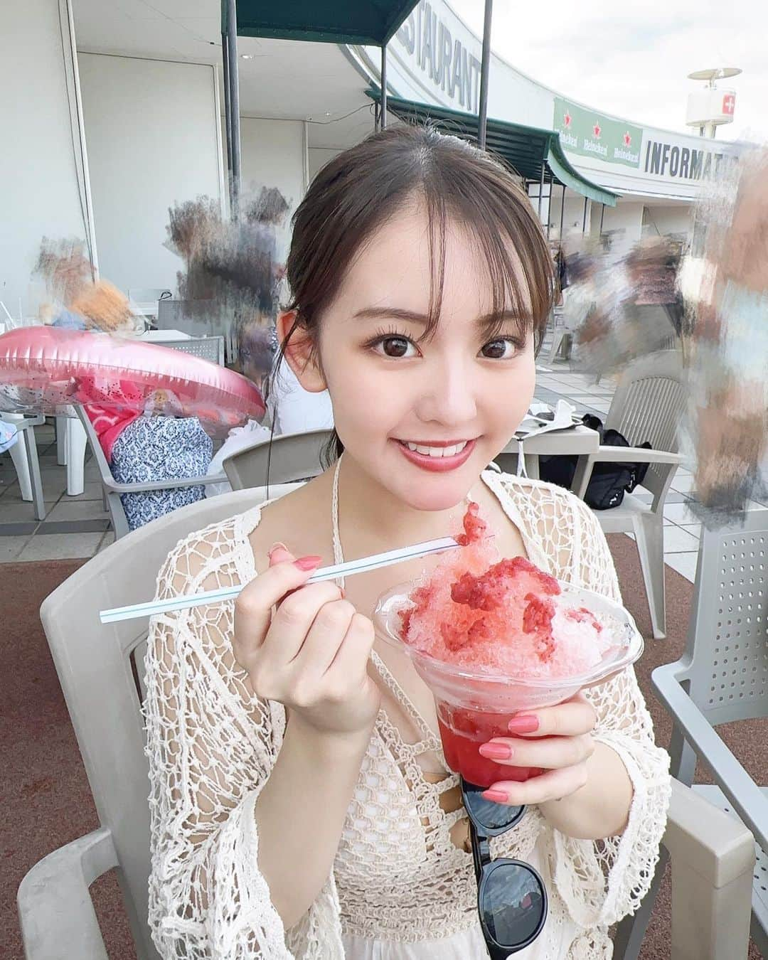 河野まひるのインスタグラム：「今年の夏は昼間のプールも行けた🩵 いちご味のかき氷はやっぱりおいしい...🤤  #jk#jk3#ljkブランド#jkの素敵な思い出#高校生#高3#hair#ファッション#オシャレ#コーデ#fashion#code#河野まひる#プール#水着#水着コーデ#女子高生」