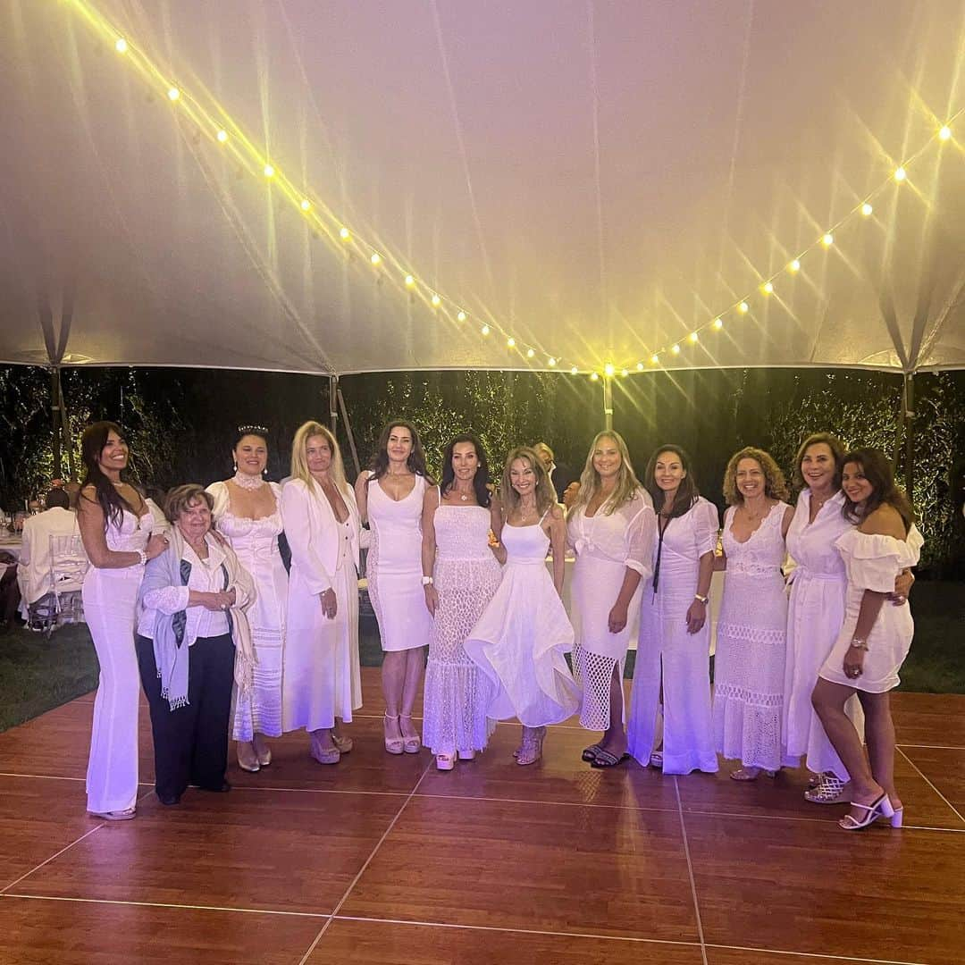 スーザン・ルッチのインスタグラム：「Les Girls—Birthday partying last night in Southampton💖💖💖🎂🎂🎂🎼🎼🎼🥂🥂🥂🥳🥳🥳💃🏽💃🏽💃🏽」