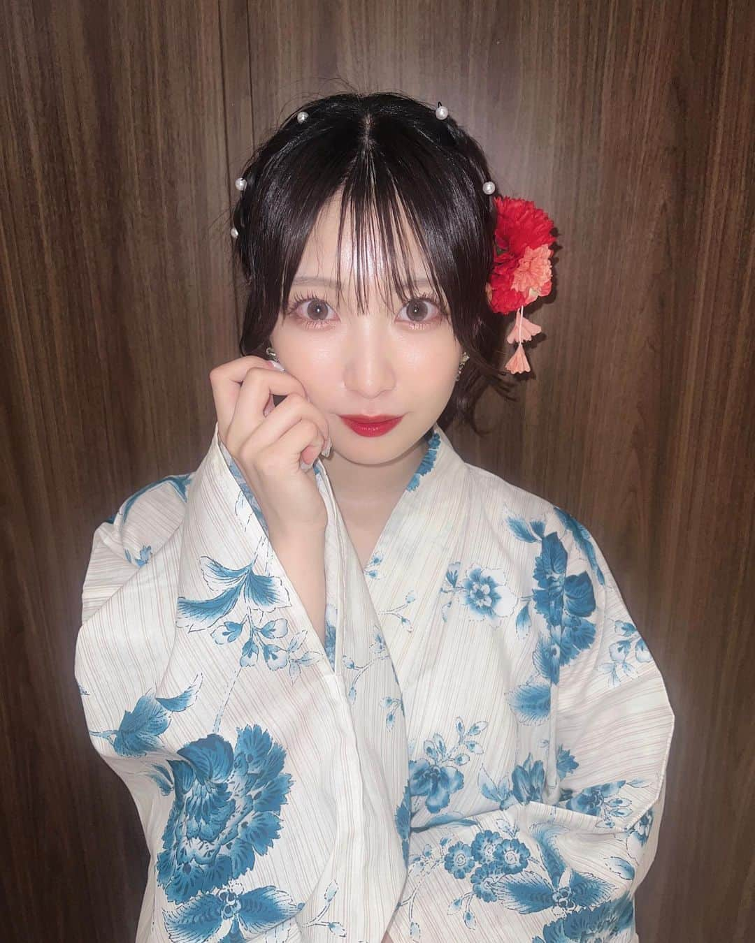 星野理沙のインスタグラム：「👘💙  体調崩したりなんだりでインスタ全然投稿できてなかった🙇‍♀️ 浴衣きました😌💙大人でしょ？  黄色担当だけど絶対寒色のほうが似合うーーみんなが持ってくれてる私のイメージは黄色だろうけど、、  浴衣毎年たくさん褒めてもらえて嬉しいです、かわいい？  今日はみるち生誕ありがとうございました🙇‍♀️💜 生誕祭って本当あったかい気持ちになるー、、、ほっこり りさっ子も一緒にお祝いしてくれてありがとう☺︎  次に会えるのは金曜日！ 明日と明後日はオフです、のんびりするぞ☁️  #浴衣 #浴衣女子 #ゆかた #浴衣ヘア #浴衣ヘアアレンジ #セルフアレンジ #セルフヘアアレンジ #ボブ #ミディアムヘア #アイドル #暗髪 #自撮り #idol #japaneseidol #instalike #instagood」