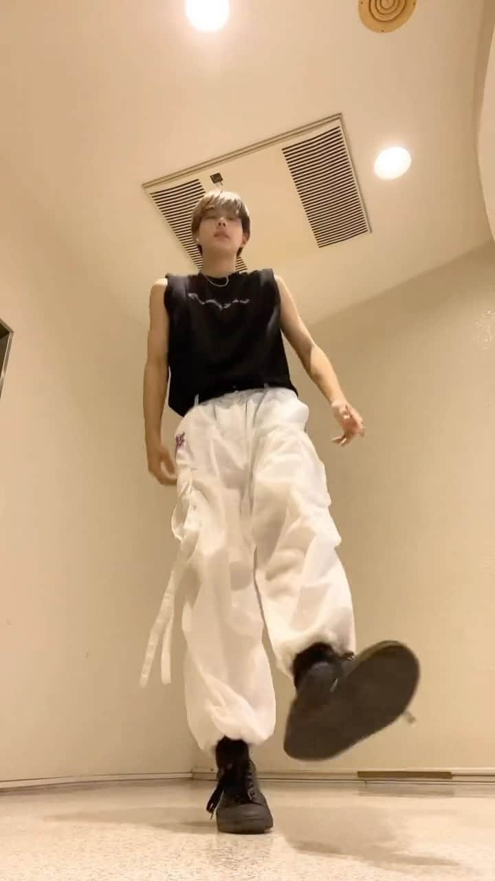 石川悠人のインスタグラム：「Jung Kook / Seven（2nd chorus）  初めてダンス載せるので甘まい目でお願いします🥺🤲 #jungkook_seven  #seven #jungkook #bts」