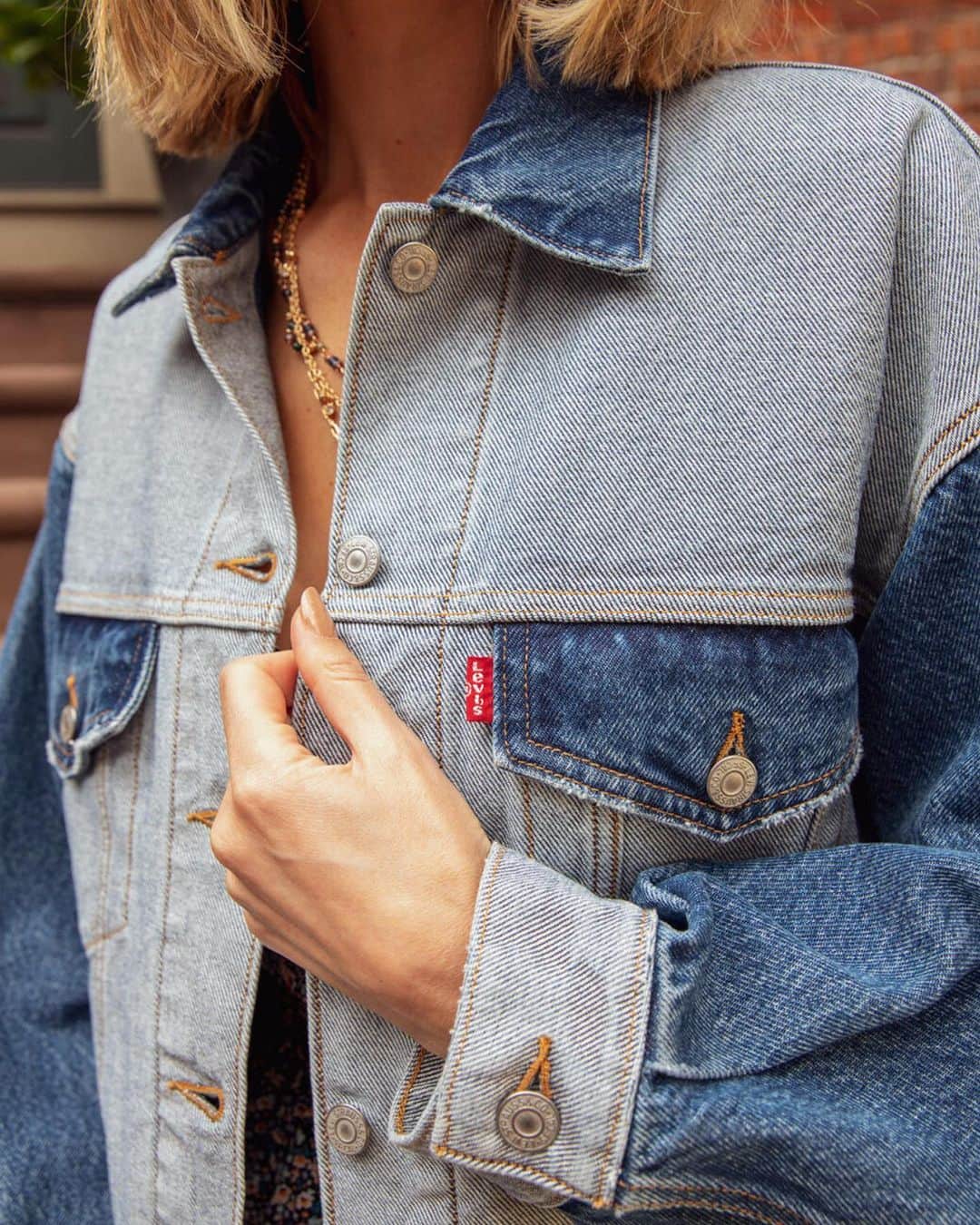 のインスタグラム：「Complete your fall look with the perfect denim jacket and a new bag in a warm autumnal hue. #DenimJacket #FallFashion #levis #layers」