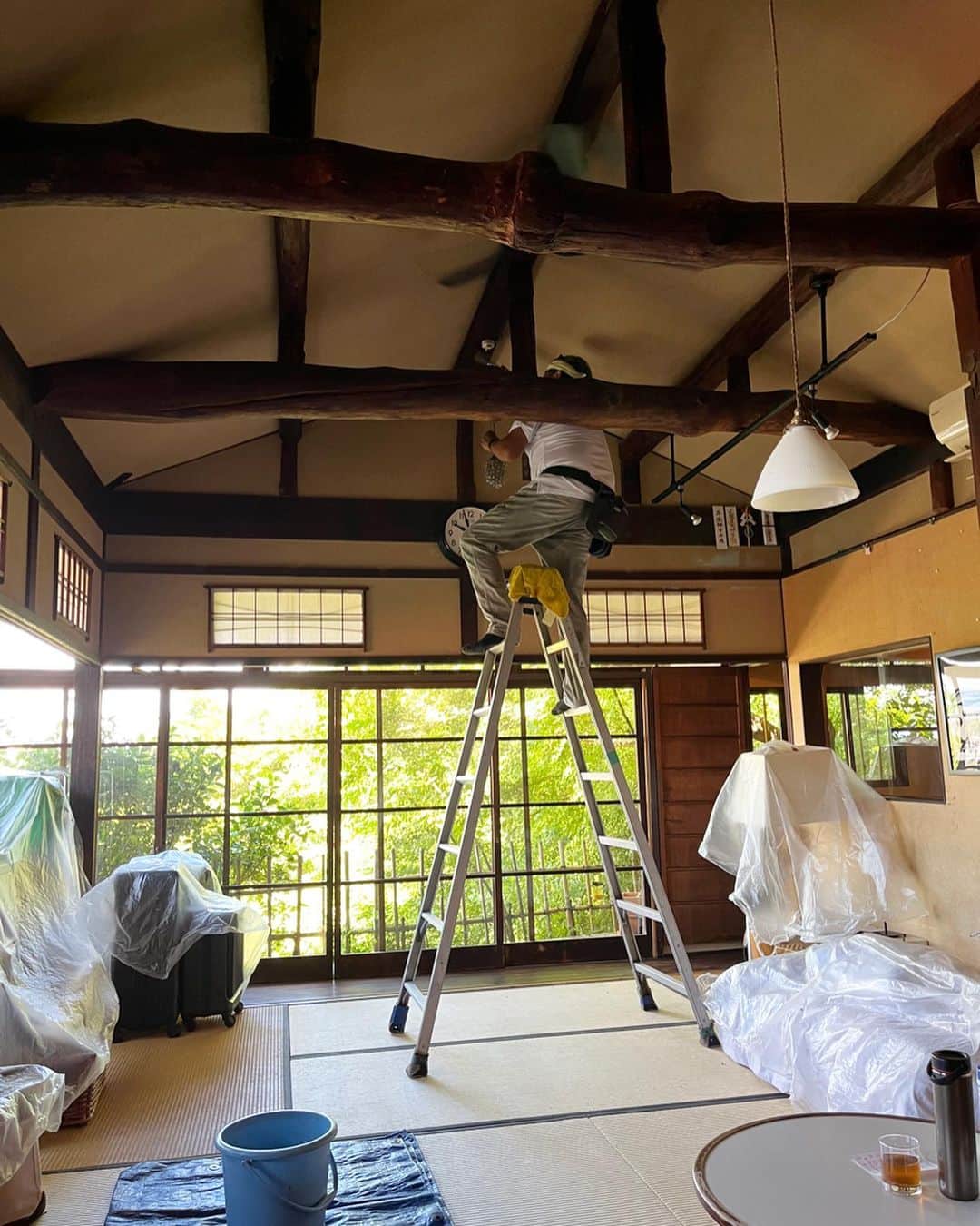 のインスタグラム：「🌿🧹 「ただいまわたし」の大掃除。  Since returning to my house in Kyoto for the first time in 3.5 years in mid-August, I've been busy busy deep cleaning.   I feel I need to refresh this house to make myself at home because I feel I'm different since the last time I was here. I mean, literally I was cured and reborn.   The crystals and stones I brought from all over the world in 30 years were purified with salt water and sunlight. I felt Rudy was around.   That strange thing weighing down with a shovel, stone, and carpet to straighten is a painted mask I made on a dry palm leaf on the Big Island of Hawaii in 1998, lived in Brooklyn, then moved to Kyoto in 2014. It's my 25 years of history. The other day, I saw it hanging crooked at the upstairs Hohohoza bookstore, and I brought it home. From now on, my old friend, this is your new home.  It was also fun to open my old toolbox, which I haven't looked through for at least 10 years.   Not just looking back on this amazing traveling summer, but I'd want to reflect on my more extended period of years for a while. Oh, is Mercury retrograding now?   8月半ば、久しぶりに京都の「実家」に帰ってきてからずっと大掃除をしている。きっとこの3年半の間に自分は生まれ変わったんだろう。(確かに、一度死にそうになって生き返ったわけだけど)だから、ここもゼロに戻さないと落ち着かなかった。  30年ほどの間に世界のあちこちからここに集まった水晶も石も、塩水と光で浄化。るーちんの気配も感じる。  スコップと石と絨毯で重しをして平らにした妙なモノは乾いた椰子の葉に顔を描いたお面。1998年にハワイ島で作ってブルックリンで暮らして2014年京都にやってきた。25年のわたしの歴史でもある。ホホホ座2階の入り口にひん曲がってぶら下がっていたのを連れて帰ってきて直してあげた。今日からここが君の家だよ。  そして10年ぶりにホコリかぶった古い道具入れを開けてみたのも面白かった。  最高だったこの夏の旅の思い出を振り返るだけじゃなく、しばらくの間、少し自分の過去の年月を振り返る作業をしてみたいな。おー、水星逆行の気分満々ってことか。  #下條庵　#ShimojoAn」