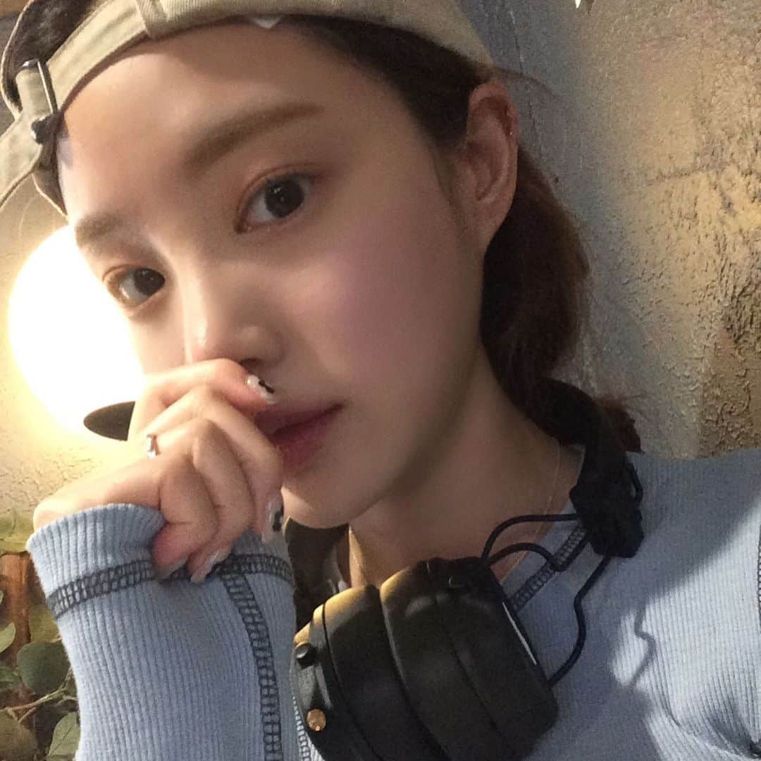 キム・ハンソルさんのインスタグラム写真 - (キム・ハンソルInstagram)「9월🎧🖤」9月3日 23時02分 - khsolvly