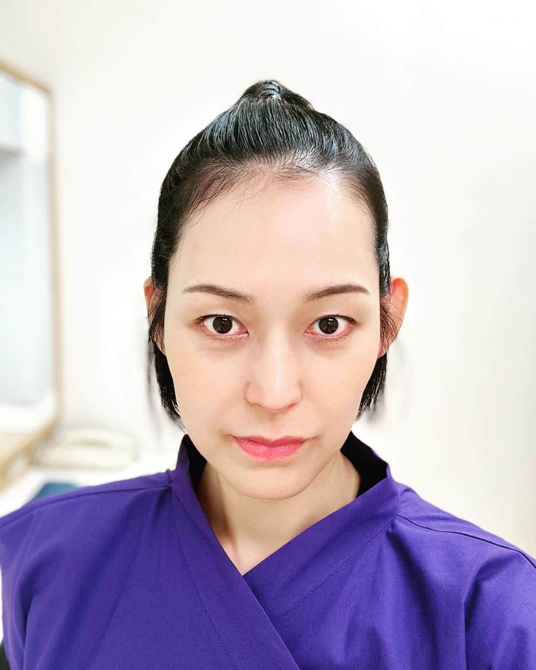 大山加奈さんのインスタグラム写真 - (大山加奈Instagram)「. おでこ広すぎるのが まぁまぁコンプレックスなので こんな丸出しなことなかなかないのですが 衣装に合わせてこの感じに😅 せっかくだから記念に撮っておきました🤣 やっぱりおでこ広いなぁ🫣 . . そしてどうなることかと思っていた オンエアが終わりましたが… 寝かしつけ中にたくさんの おめでとうの連絡が… なんとまさかまさかのグランプリを いただきました😳‼︎‼︎‼︎‼︎‼︎ びっくり🤣 . わたしはほぼ 倒れていただけですが… 侍ショートケーキクイズ ほんとおもしろいですもんね🤣 . このオファーを受けてほんとに よかったのだろうかというのは 今も心の中にありますが…🤣 みなさんに笑ってもらえて 楽しんでもらえてよかったです🤣 . しかし冒頭のセリフ部分、 自分の中では結構 頑張ったつもりだったけど めちゃくちゃ棒読みでやらされてる感 半端なかったなーーー😂 反省します🙇‍♀️ . #ランジャタイ さん #あぁーしらき さん 本当にありがとうございましたー☺️‼︎ . . #千鳥のクセスゴ」9月3日 23時02分 - kanaoyama0619