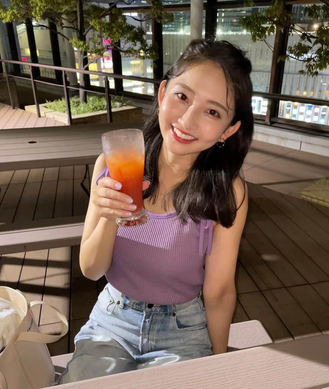 のインスタグラム：「・ 久しぶりに高校時代のクラスメイトと会いました🏫  高校の頃にはまだ飲めなかったお酒を片手に、 懐かしい話で盛り上がりました〜🥂✨  #tinajojun」