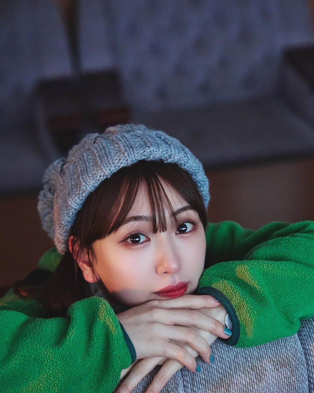 のインスタグラム：「⁡ ⁡ 今回の写真集で この緑の服お気に入り💚 あとニット帽もすき🧶 ⁡ ⁡ #写真集　#表情ガール　#北海道　#green #ニット帽 #fashion #オフショット」