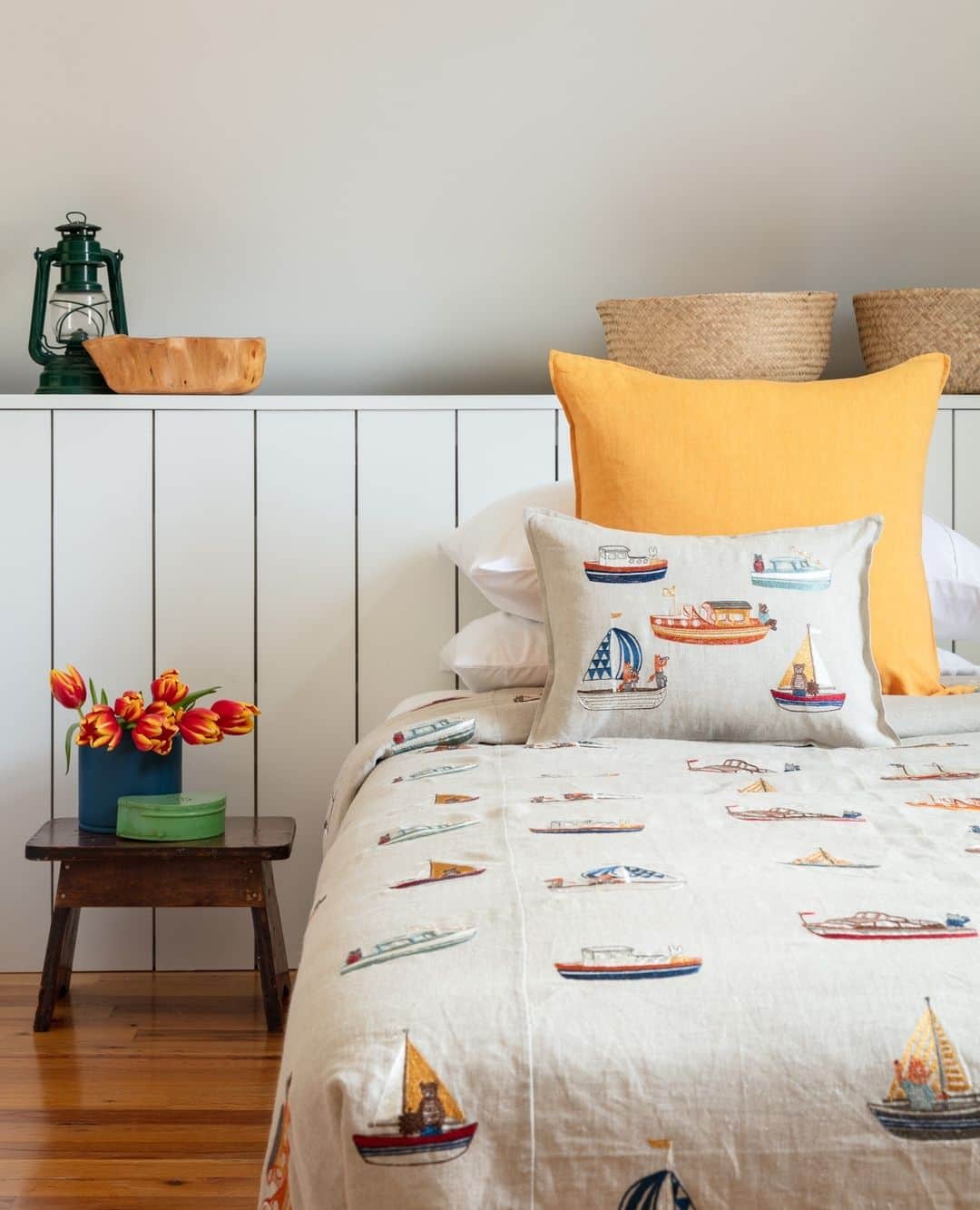 コーラル アンド タスクのインスタグラム：「New to SALE! ⛵️ We've added coastal pillows, hanging garlands, a Christmas quilt, and much more to our Sale section, now 25% off the sale price using code SUNSET at checkout!」