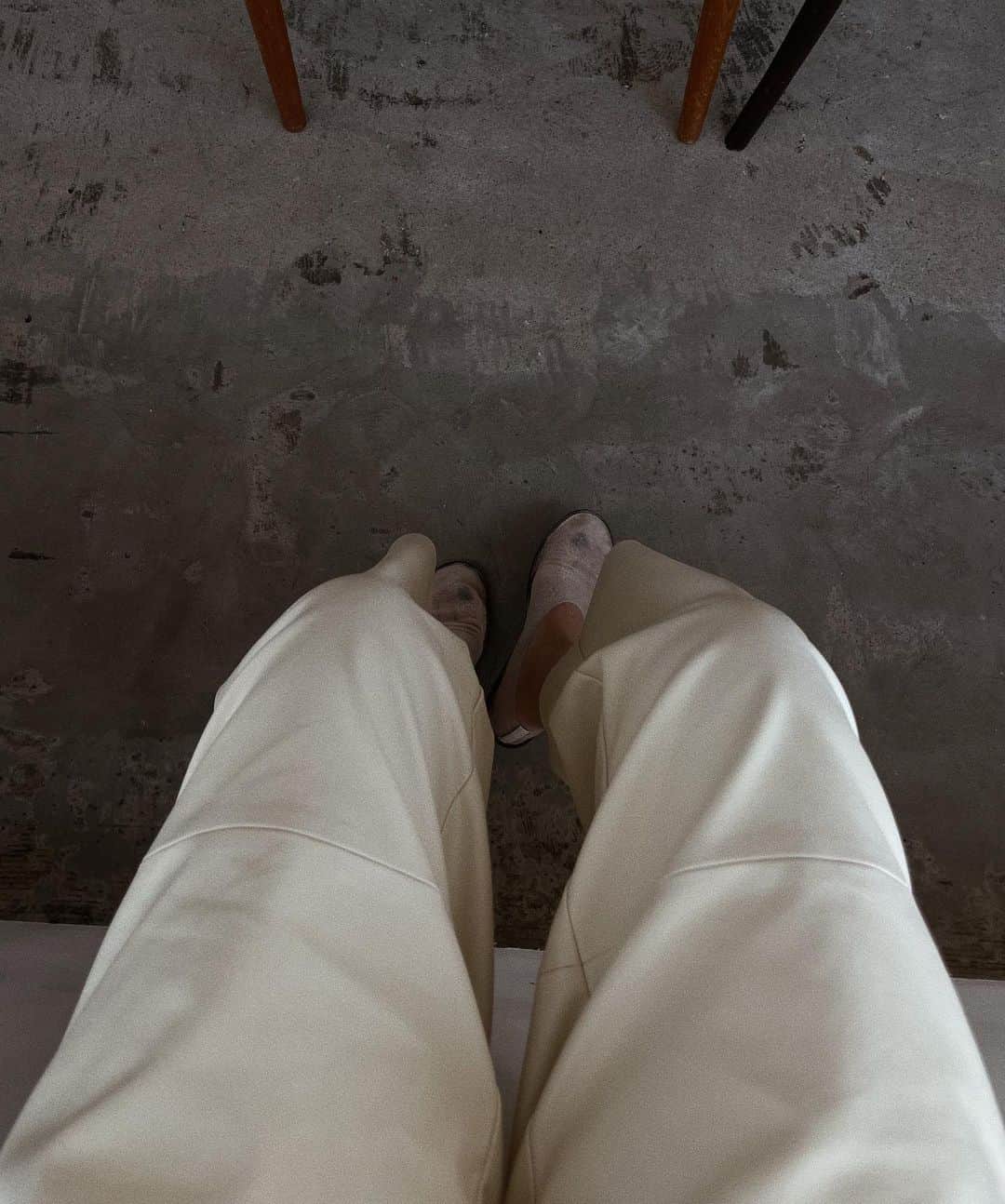 正中雅子さんのインスタグラム写真 - (正中雅子Instagram)「eco leather pants🤍  今年は久しぶりにエコレザー推し🫶 どんなエコレザーが穿きやすいかなーって考えてシンプルだけど切替位置なんかにこだわって使いやすいデザインに😌  裾の切りっぱなしで抜け感もあるし、ウエストも立体的な仕様でかなり好き✨  POPUP先行アイテム☺︎  いつかの撮影で東京行ってた日のコーデ  #MACHATT #masaco服」9月3日 23時08分 - masacoshonaka