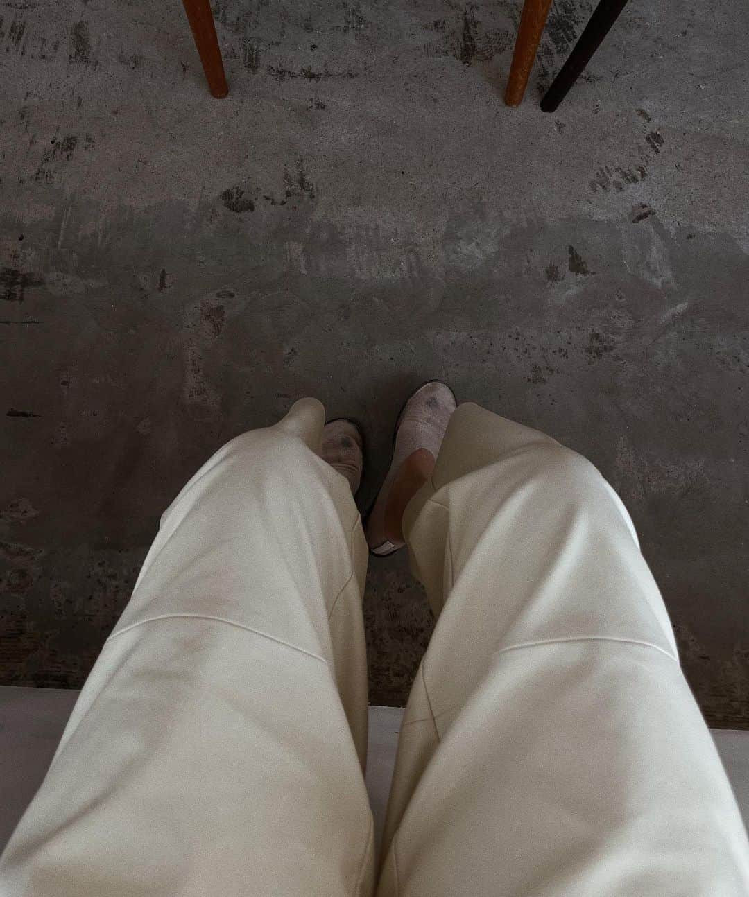 正中雅子のインスタグラム：「eco leather pants🤍  今年は久しぶりにエコレザー推し🫶 どんなエコレザーが穿きやすいかなーって考えてシンプルだけど切替位置なんかにこだわって使いやすいデザインに😌  裾の切りっぱなしで抜け感もあるし、ウエストも立体的な仕様でかなり好き✨  POPUP先行アイテム☺︎  いつかの撮影で東京行ってた日のコーデ  #MACHATT #masaco服」