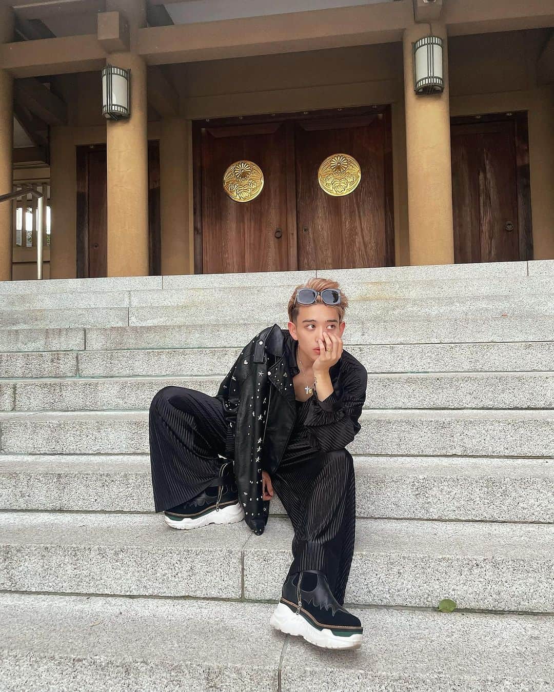 のインスタグラム：「去年は神社の中に住んでました。その時期が一番病みました、、笑  Outfit@convoy_dog @doghjk   Shooting @s__syoukom_gg」