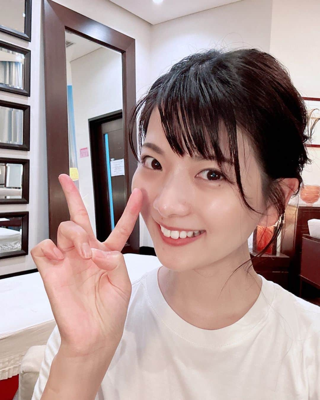 美蘭レンナのインスタグラム：「. . . 土日、代講合わせて お芝居6レッスンでした😊✨ 7月から9月は和装レッスン👘✨ 代講で他クラスの生徒さんのお芝居や取組み方を見ても 勉強になるし、自分の生徒達にどうしたら良いのか どうしたら伝わるかを常に考えています。  子供や学生に教えるのが楽しすぎて 大好きなお仕事♡♡  和装レッスンでは 浴衣の着付けから畳み方までレクチャーします。  着付けをマスターした生徒から、 「自分で浴衣を着て夏祭りに行きました」 って言ってくれた時は嬉しかったなぁ🩷 みんながどんどん活躍しますように☺️👘 わたしも日々勉強、日々青春✏️🗒️ . . レッスン終わりはまつげパーマへ👀 写真はアイメイクだけクレンジング まつパ前だしほぼすっぴん😂(落とす前に写真撮ってw)  研3くらいから通ってるお店で10年来のお付合い いつも有難うございます☺️✨ まつげ上がるとテンション上がるぅ⤴️ 来週もレッスン頑張ります💪😆 . . . .  🕯️ーーーーーーーーーーーーーーーーーーーーーー  9月29日金曜日　11:00〜21:00 9月30日土曜日　11:00〜19:00  @un.deux.trois.ballet  バレエショップイベント  @casamili_official  キャンドルブランド　初出店🕯️ 2日間とも店頭におります💓  同イベント 9月30日土曜日  ① 11:30〜12:30  ②14:00〜15:00 にちビュー(日本舞踊+宝塚レビュー)  ワークショップ開催  大阪本町・STUDIO ESSERISM 様にて🩰  ーーーーーーーーーーーーーーーーーーーーーーー🩰 . #講師#演劇#お芝居#着物#浴衣#和装#レッスン #お仕事#宝塚#宝塚og#日本舞踊#まつげパーマ #キャンドル#candle#カーサミリ #キャンドルのある暮らし #キャンドル作り#candlemaking  #オンラインショップ #アロマ#アロマワックスサシェ #サシェ#インテリア#インテリア雑貨 #インテリア好き#ハンドメイド #ハンドメイド作家#ハンドメイド雑貨」