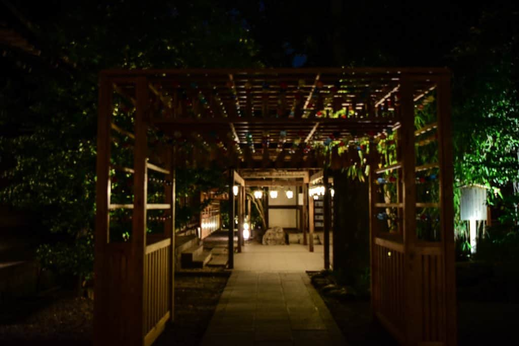 川越氷川神社のインスタグラム：「. 縁むすび風鈴、本日午後8時をもって終了しました。 期間中たくさんの方々にご参拝いただきましたこと心より御礼申し上げます。  明日からは納め式、天候を見つつ願いごと短冊のお焚き上げ、撤去作業へと続きます。  #川越氷川神社 #縁むすび風鈴 #夏の終わり」