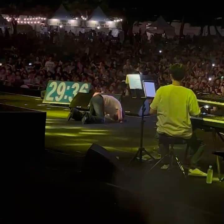 イ・チャンヒョクのインスタグラム：「감격스러운 에러 첫 공연.. 행복했습니다 thank you @resffectfestival  그리고 @jasonleemusiq 🐸♥️」