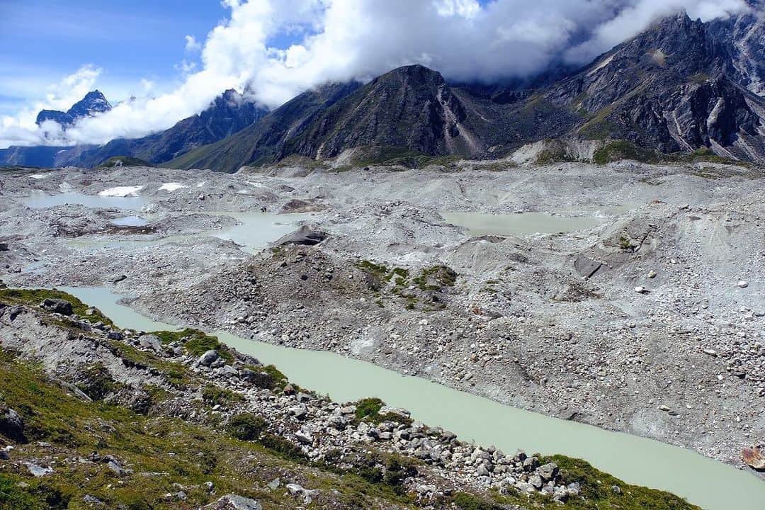 野口健さんのインスタグラム写真 - (野口健Instagram)「ゴジュンバ氷河を横断しゴーキョ村へ。氷河の中に無数の池と川が流れていて、それを避けながらの横断。迷路に迷い込んだ気分になる。そして、氷河の中の池に滑り落ちて命を落とすトレッカーもいる。ここは神経を使いながら一歩一歩。  #野口健 #ゴジュンバ氷河 #エベレスト街道」9月3日 23時17分 - noguchiken8848