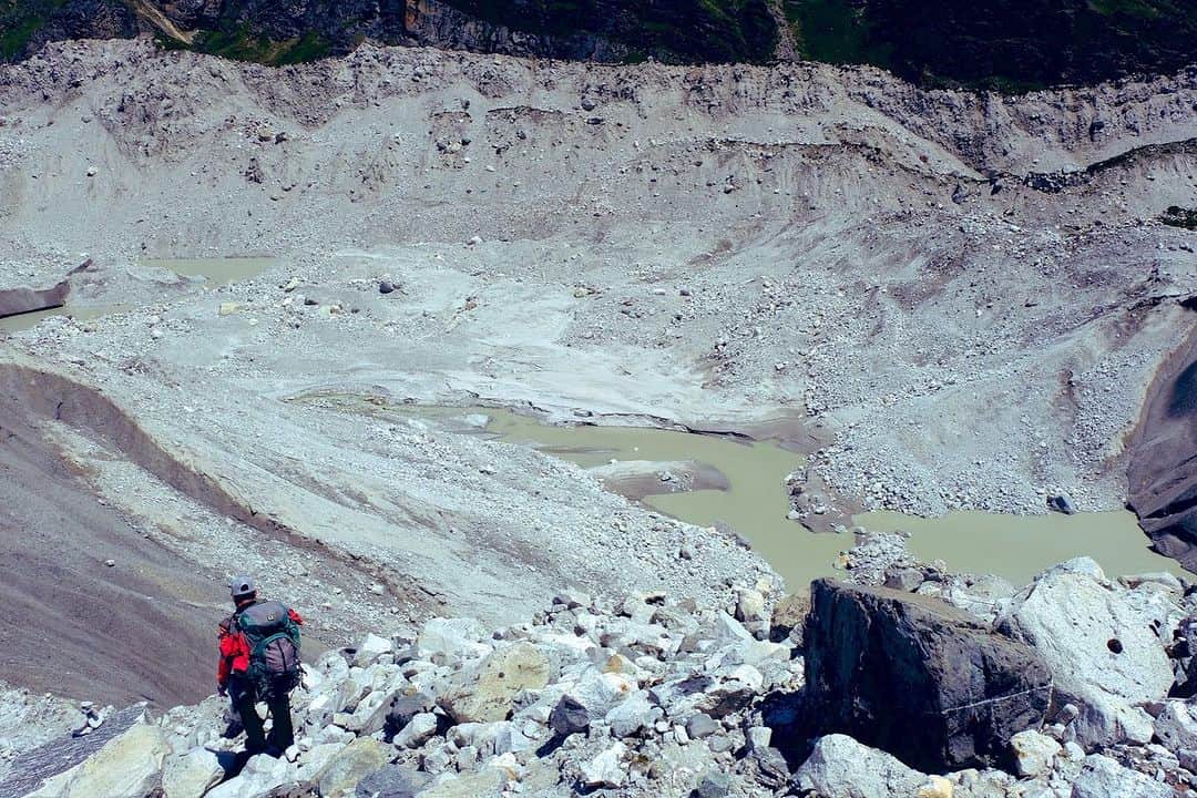 野口健さんのインスタグラム写真 - (野口健Instagram)「ゴジュンバ氷河を横断しゴーキョ村へ。氷河の中に無数の池と川が流れていて、それを避けながらの横断。迷路に迷い込んだ気分になる。そして、氷河の中の池に滑り落ちて命を落とすトレッカーもいる。ここは神経を使いながら一歩一歩。  #野口健 #ゴジュンバ氷河 #エベレスト街道」9月3日 23時17分 - noguchiken8848