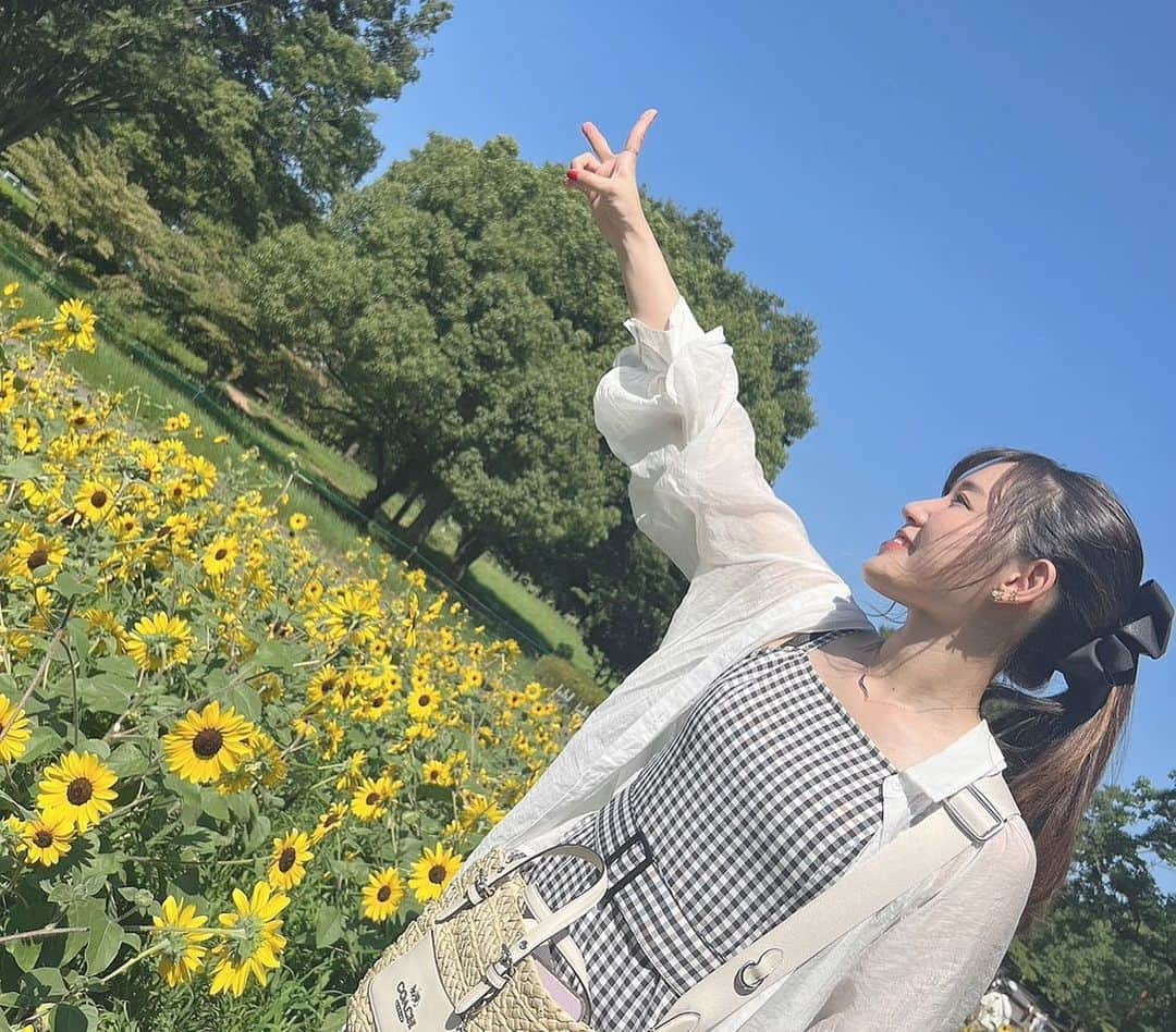 Riicoさんのインスタグラム写真 - (RiicoInstagram)「✌︎✌︎✌︎ ・ 2023🌻 今年もだいすきなひまわりに逢えてHAPPYでした〜っ💛💛癒 ・ チビひまわりも可愛かった🌻♡ ・ #ひまわり畑  #サンフィニティ  #立川　#昭和記念公園  #行ったのは7月30日 #いまもう9月　…🌕🐇笑」9月3日 23時21分 - riico123ta