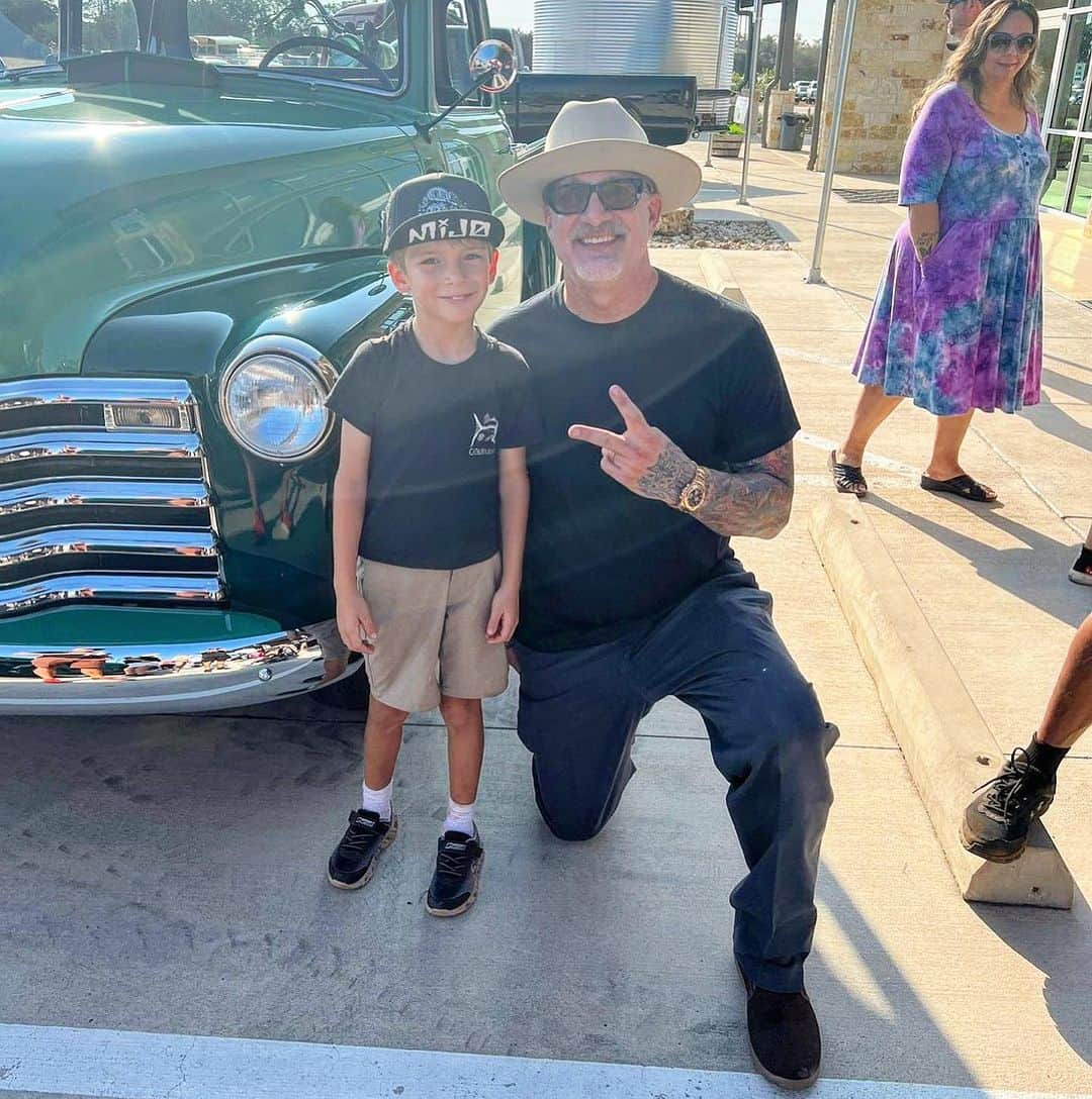 ウエストコーストチョッパーズのインスタグラム：「🤡 @lonelystarroundup 2023 🤡  Man what a great show yesterday!  Dig seeing so many kids being able to check out all kinds of custom cars and bikes. For FREE! (which makes for happy parents😉)  Appreciate my crew that busted ass to make all this stuff happen.   Can’t wait till next year!  #jessejames」