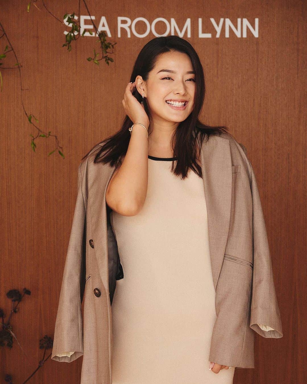 すみれのインスタグラム：「smile it’s the best medicine :)  thank you @searoomlynn_official 🤍」