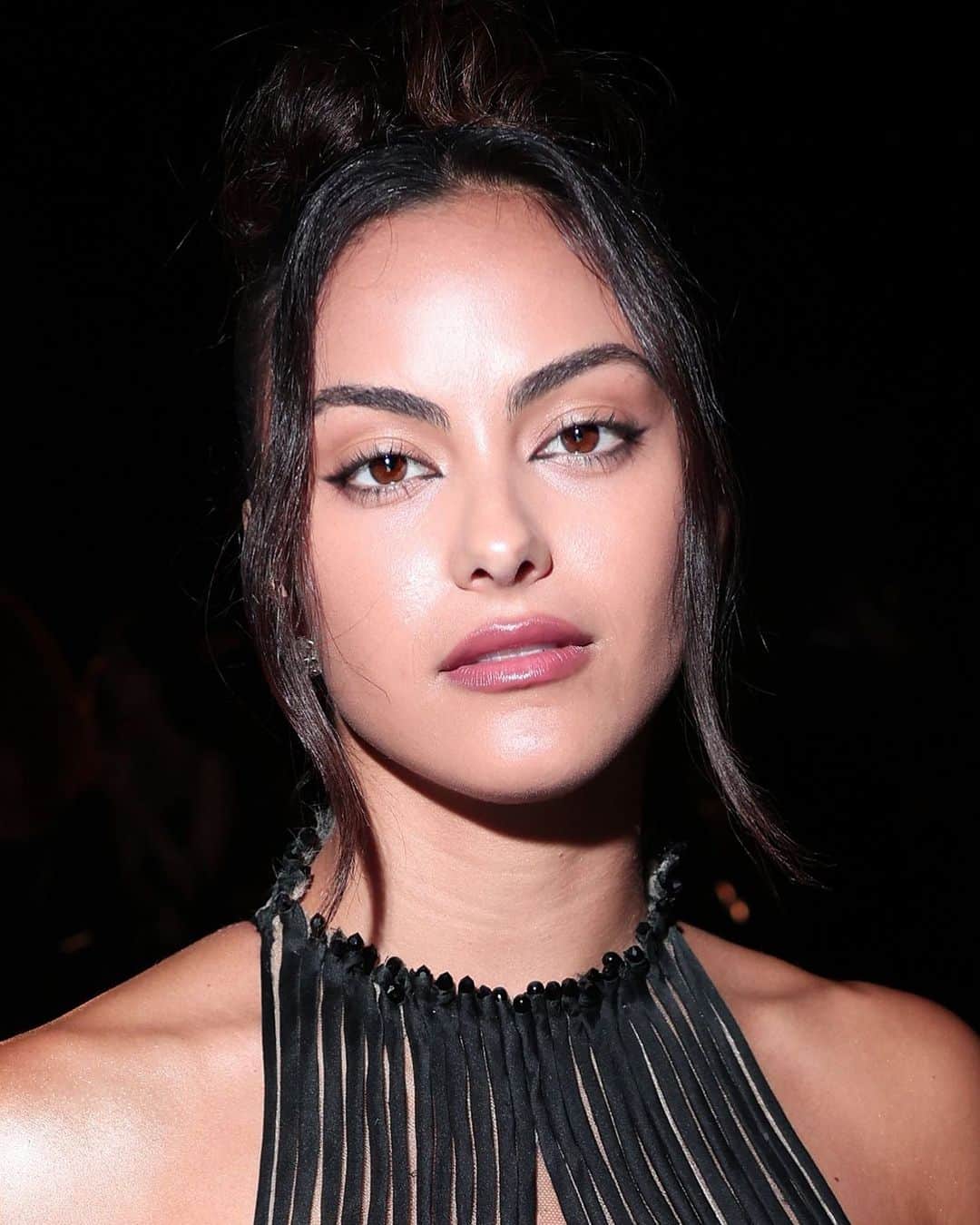 Carolina Gonzalezのインスタグラム：「⚜️C A M I🖤 @camimendes Last Night attending @giorgioarmani “One Night In Venezia” in Venice, Italy  Stylist @mollyddickson  Hair @peterluxhair  #makeupbyme @cgonzalezbeauty  #CGonzalezBeauty  #ArmaniBeauty    BREAKDOWN:    Luminous Silk Foundation 7 Luminous Silk Concealer 5.75 EyeTint 99m for siren eyes Luminous Silk Glow Liquid Bronzer 100 Luminous Silk Glow Setting Powder 3 (t zone), 8 (extra warmth) Eyes To Kill Mascara  Lip Power 107」