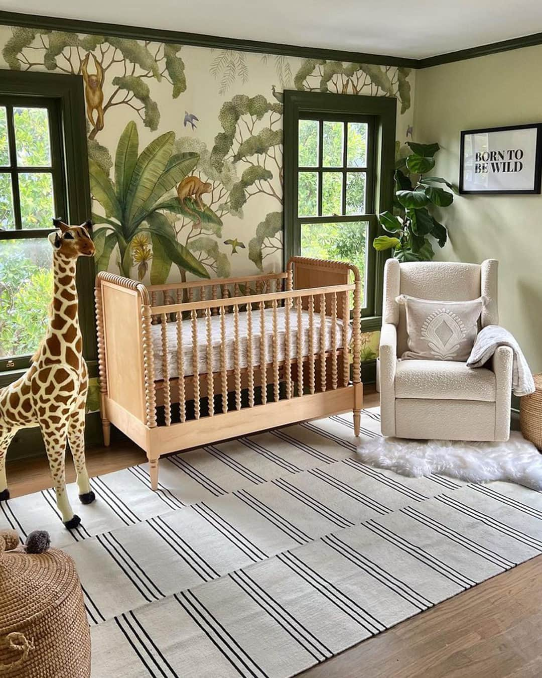 ジャスミン・トゥークスのインスタグラム：「We're wild for this nursery. Our classic Jenny Lind crib and cozy Babyletto Kiwi glider mix with fun, jungle-inspired details–creating a space that can transform with their taste.  📷: @jessicapaigeritter  #NurseryInspo #JungleNursery #NurseryDecor #NurseryFurniture #Crib #NurseryTheme」