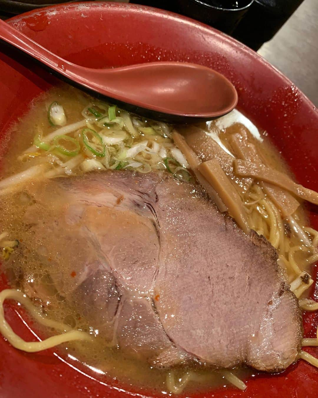 前田美順さんのインスタグラム写真 - (前田美順Instagram)「. . . . 食べたものシリーズ . 秋刀魚の釜飯食べて、カキフライ（家では絶対しないよねー） バナナマンのせっかくグルメの影響で蝦夷屋のジンギスカン。 そーんやな得意じゃないけど、なまらうまかった。 セイコーマートでアイスとサイダー。 お土産にスープカレーワンタン買った。まだ食べてない。 二条市場でほっけ。でかすぎ。次の予定あったから急いで食べた。 とにかくラーメン。豚骨も好きだけど、味噌も好き。 . . . #どこグルメでしょうか #そんなクイズいらん #夜のグルメ投稿する時 #お腹が空いてる時 #はよ寝よ #明日は何食べよう」9月3日 23時33分 - miyukimaeda_badminton