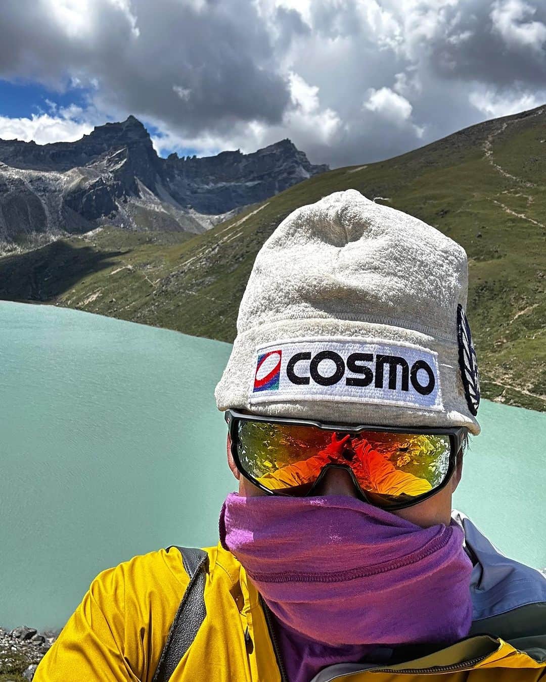 野口健のインスタグラム：「ゴーキョレークにゴーキョ村（4790m）に到着。ゴーキョレークの美しさは、もう、例える言葉が僕には見当もつかない…  #野口健 #ゴーキョレイク」