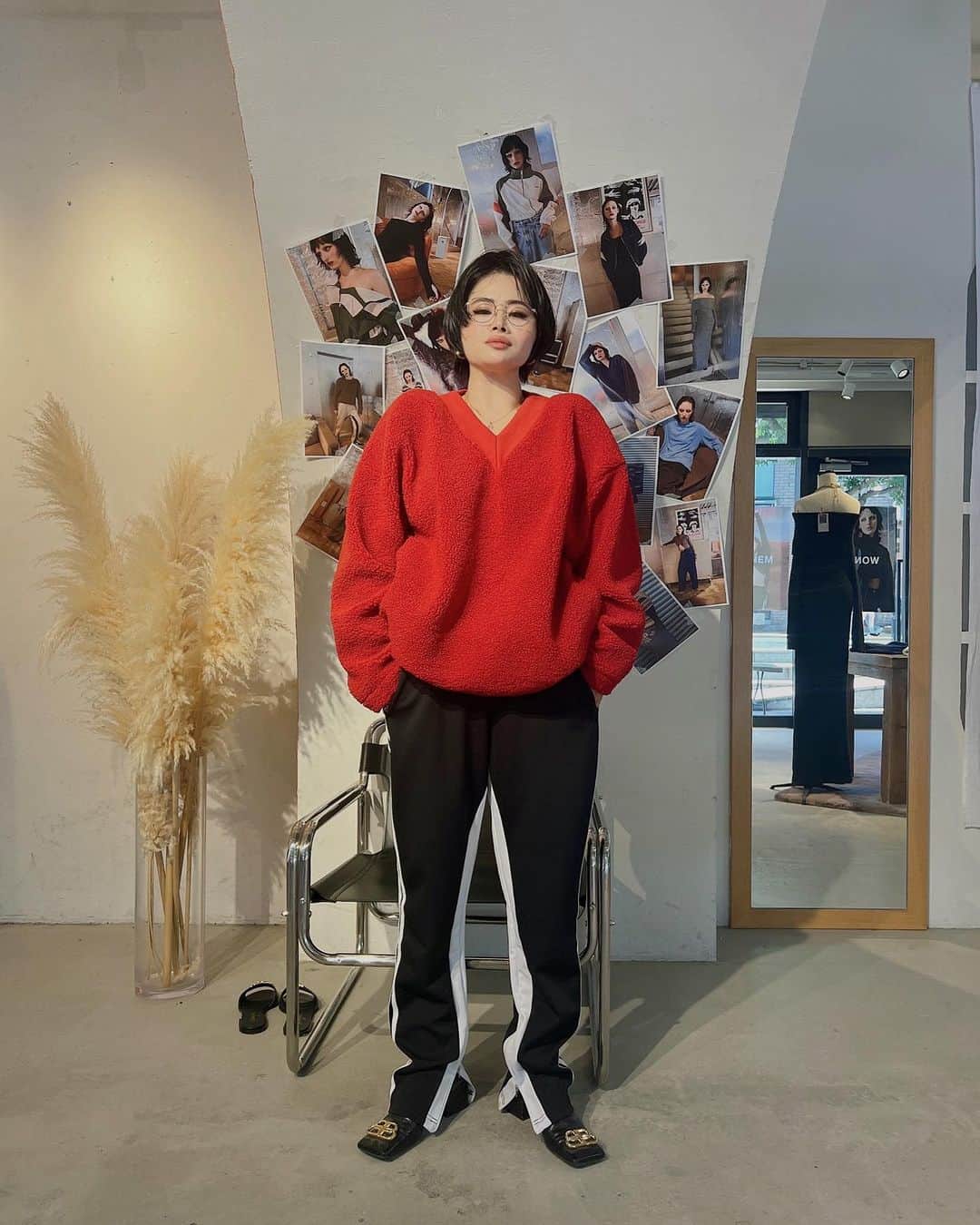 金子若菜のインスタグラム：「⠀ 全く身体が回復していなく、 明日から仕事だなんて絶望的で泣いてる俺です。  ⠀ 改めて、展示会に来て頂いた皆様！ お時間を作って頂き、 本当に×100000ありがとうございました😭 来てくれるだけで嬉しいのに、 差し入れも頂いてしまって、 毎度お気遣いすみません…泣  お洋服達も好評で(たぶん)嬉しかったぁぁぁあ。  ⠀ 切磋琢磨しながらやり続け、 10月でブランドを始めて1年を迎えます。  まだまだ弱小ブランドです。 WONEMのチーム、全ての関係者の皆様、 そして何よりも、 WONEMのお洋服を見つけてくれて、 買ってくれてる方々、 本当に全ての皆様のお陰で成り立ってます。  売り上げももちろん大事だし、 売れなかったらさ、そりゃ潰れちゃうけど、 WONEMの服が 誰かの何かのきっかけになってほしいし、 WONEMの服を着てるって 思わず自慢したくなるようなブランドにしたいんですよね。  正直、売り上げのためにやりたくない服を作ってと 言われたこともあって、 (新規の人が着やすいトレンドの服をって) ブランドを潰すわけにもいかないし、 売り上げもあげなきゃいけないから 企画に取り掛かったのだけど、 やっぱり全然意味わかんなくて、笑 だってそれは違うブランドで買えばいいと思う。 WONEMじゃなくてよくないか？って。 で、やめました。  正直にやりたくないと、伝えました、大人達に。  私は自分の直感をやっぱり信じたいですよね。 私が着たくない服を おすすめなんてするなんてナンセンス過ぎる。  そんなだったらブランド辞めたほうがマシだなと。  まぁこうやってテキストだけ見たら めちゃくちゃわがままな奴って見えるけど、 アパレルブランドのPRとして15年近くやらせてもらって、 本当に色んなブランド見てきたから、 嘘のないブランドを創ってきたいのです。  なんかちょっと長くなりそうなのでこの辺で。 (もう既に長かった)  ありきたりな言葉でなんか嫌だけれど、笑 皆様から愛されるブランドにしたい、、、 というか、なる！  兎にも角にも まずは展示会にご来場頂き、本当にありがとうございました！！  親友達もお手伝い本当にありがとう！ (次もやってくれるよ、、、ね、、、？) PRチームも遅くまで搬出も片付けまでもごめんねぇぇぇ。 ゆっくり休んでって思ったけど、もう日曜終わるわ😇  よっしゃ。 明日からまた頑張ろうぜ、俺ら。  #WONEM #ウォンエム」