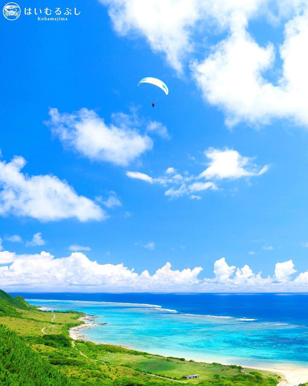 のインスタグラム：「小浜島・はいむるぶしから癒しの風景をお届けします。 高台から望む瑠璃色の外洋に抱かれた八重山ブルーの海… 青空には入道雲が浮かび夏空を演出しています。 大空を舞うパラグライダーから青い絶景をお楽しみください。 #沖縄 #八重山諸島 #離島 #夏 #空 #海 #景色 #パラグライダー #旅行 #石垣島 #小浜島 #リゾート #ホテル #はいむるぶし  #japan #okinawa #island #summer #vacation #travel #blue #sky #sea #beautiful #scenery #paraglider #kohamajima #resort #hotel #haimurubushi」