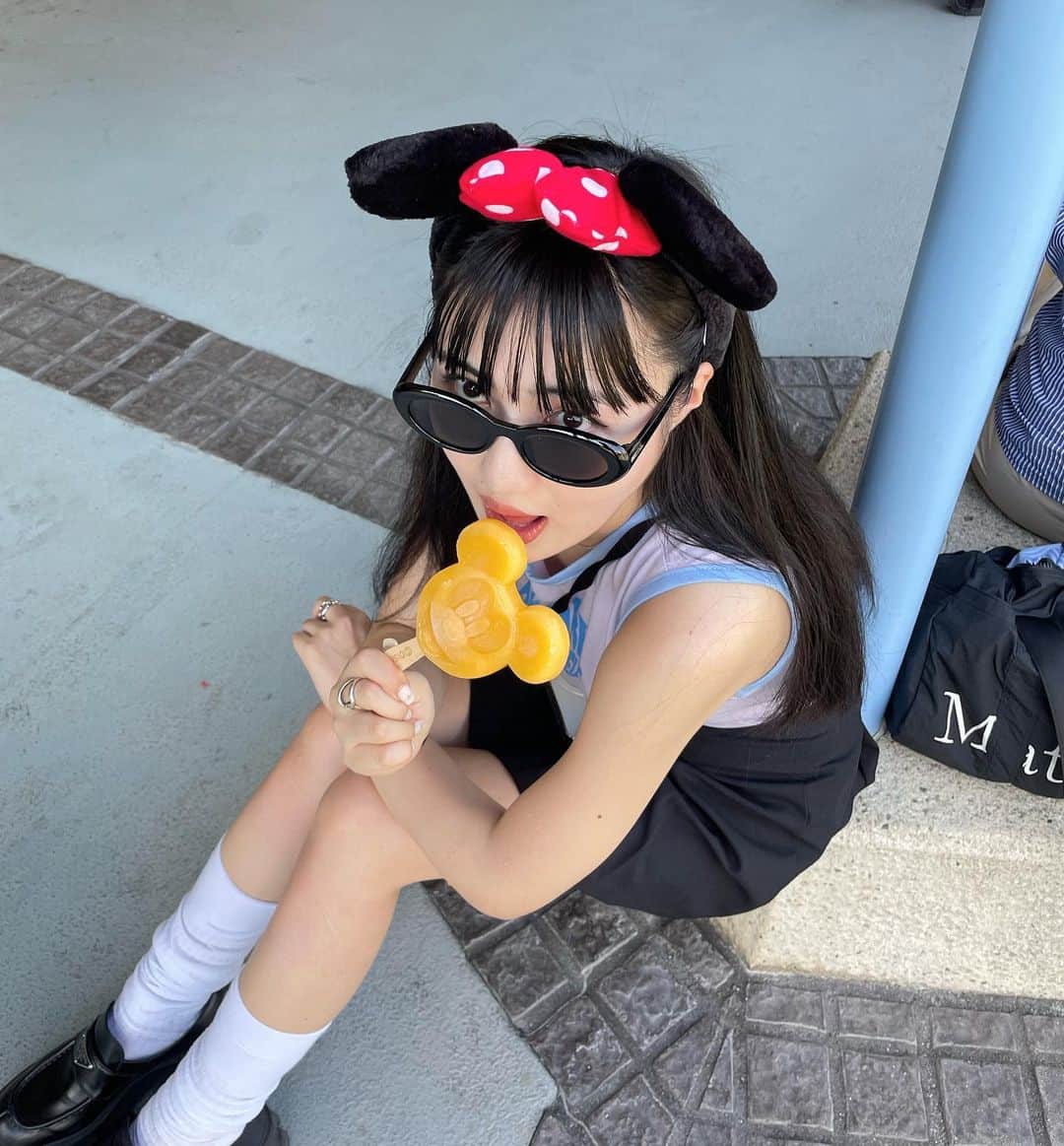 河崎みーなのインスタグラム：「ナツノオモイデ❤️🐭  エクステはいつも　@yuu___kitty さん🫶🏻 ありがとうございます❕天才ロング❤️ . . . #ディズニー #ディズニーコーデ #ディズニーランド #ディズニーシー #東京ディズニーランド」