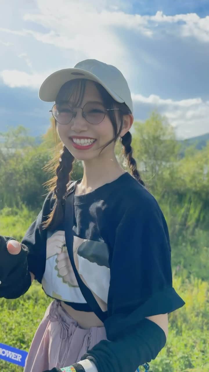 畑美紗起のインスタグラム：「夏の締めくくりはフェスだったよお🎸☀️ 「SWEET LOVE SHOWER 2023」  めちゃくちゃ楽しそうでしょ？？？💭 やっぱり音楽っていいよね🎧 バンドもいいよね🎵  懐かしのクリープハイプ展のTシャツ着ていった… 今回はクリープハイプさんのタオルとTシャツも買ったよ😌  もう夏に思い残すことない！！！🌻  みんなはどうかな？？？？？  この間同じ山中湖でライブしたから 知ってる場所なのがうれしかった∩^ω^∩✨  #フェス #フェスコーデ #ラブシャ #ロックフェス #ロック #ラブシャ2023 #コーデ #夏コーデ #コーディネート #畑美紗起 #山中湖 #ラブシャ #富士山 #黒富士 #hair #sweetloveshower #instagood #shooting #me」
