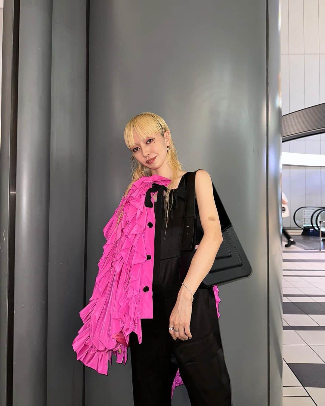 PELIのインスタグラム：「大好きな @vivianostudio の24SS のショーへ ✨  @vivianosue らしい、尖りかわいくてキラキラしたコレクションでした💖❤️‍🔥💖  この日はVIVIANOのナイロンのフリルがモリモリのジャケットを騎馬兵風の肩掛け🐎  rakuten fashion week のヴィジュアルのAIアートでも遊んでみたり楽しかった！  #viviano  #rakutenfashionweektokyo」
