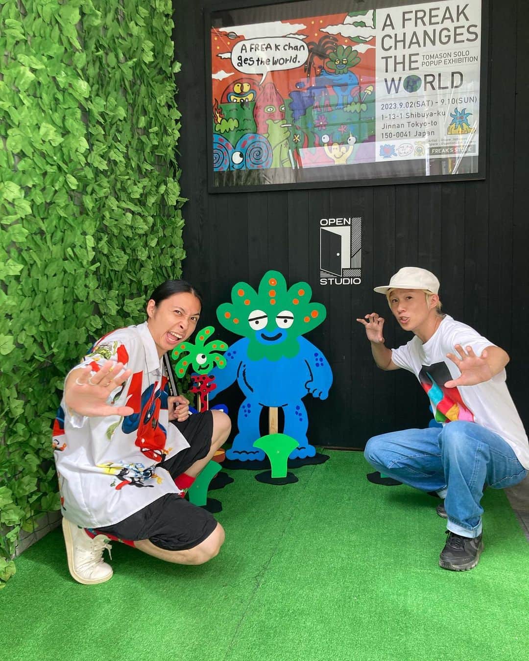 山田義孝のインスタグラム：「💥💥💥 トマソン君の個展に✌︎ 初めて出逢った時衝撃を受けた人間💥 世の中がトマソン君に追いついたら きっと日本を超えて超人気者になる。 彼の空気感が大好きです🌞 @new_tomason  渋谷のフリークスストアで10日まで個展やってるよ。 彼のデザインした服もグッズも人形も沢山売ってるよ。 めちゃくちゃ良いよ🔥」