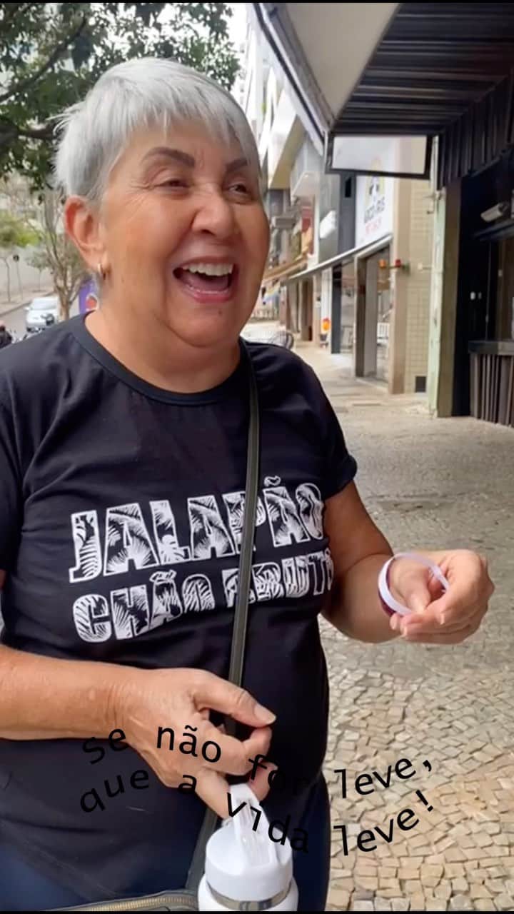 Giovanna Antonelliのインスタグラム：「Adorei essa ação da @brigadu.store!! Demais ver a reação das pessoas na rua. Bora compartilhar essa energia positiva por aí!!! Ótimo domingo galera!   #brigadu #energiapositiva #mantrasdaGio #compartilhandocoisasboas」