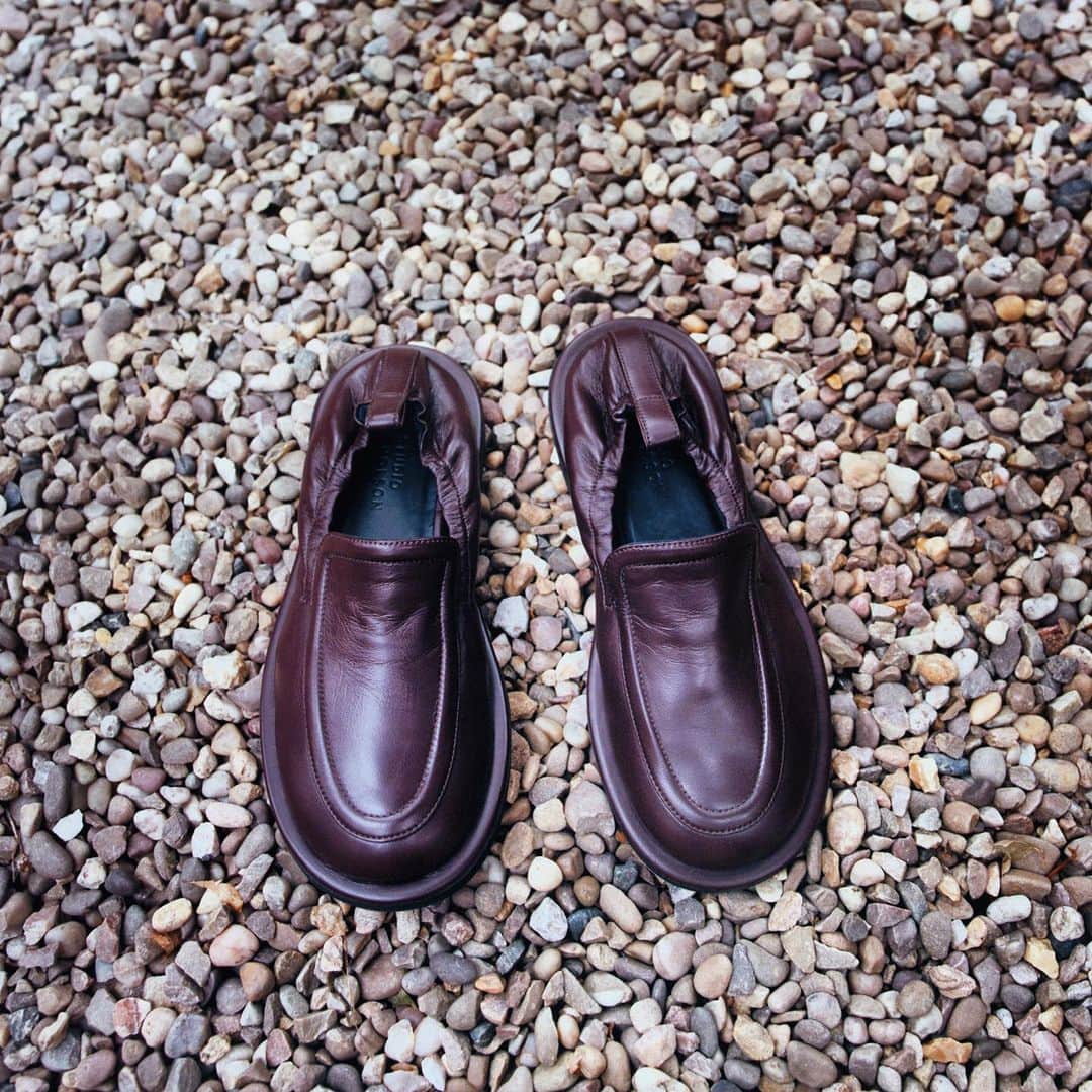 スタジオ ニコルソンのインスタグラム：「The Donovan | With tactile, easy-wearing charm, making use of an luxury buttery soft nappa leather in a classic Oxblood. An elasticated heel for utmost comfort. | Get ready for Autumn- #studionicholson」