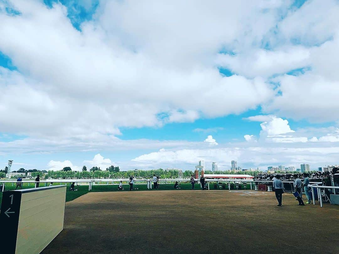 中村剛大さんのインスタグラム写真 - (中村剛大Instagram)「【今季 #競馬実況 終了】 競馬担当になって3年目🐴 今季もありがとうございました！ 今年は多くのレースに携わらせてもらいました。  6/10-9/3北海道開催全13週のうち、 少年サッカー 、ゴルフ、マラソン実況以外の週は、 基本的には実況orインタビューを担当。個人的な反省は多くあれど、その分まだまだ上手くなれると自分に期待。😂  年間約10種目のスポーツ実況を担当していますが競馬実況は本当に独特です。  実況中の 【常にアドレナリンが出ている感覚】は自分が試されているようで、毎回心臓に悪いのですが 😂  その分喋り手として、 試練と成長を与えてくれる貴重な機会です。  来年もっと成長して帰ってこられるように研鑽します。 期間中、ご視聴いただいた皆様ありがとうございました。  #函館競馬 #札幌競馬 #競馬 #アナウンサー #アナウンサーの仕事 #今季とれたお気に入りの写真 #夏の終わり #終わりたくない #何もしてない」9月3日 23時48分 - gotan1207