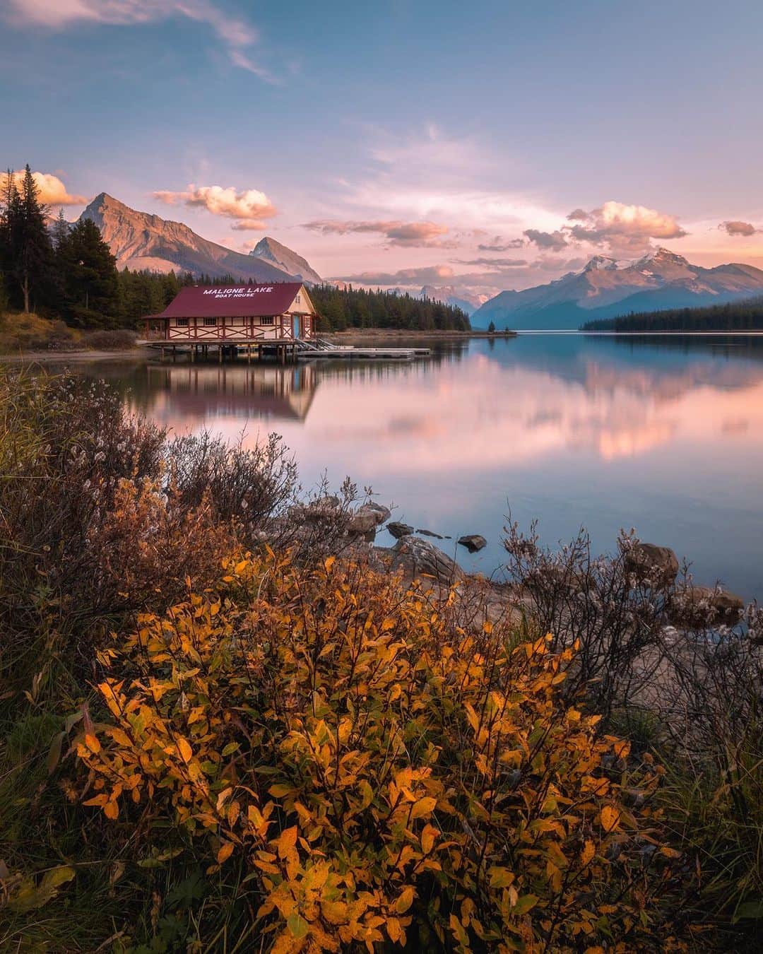 BEAUTIFUL DESTINATIONSさんのインスタグラム写真 - (BEAUTIFUL DESTINATIONSInstagram)「@danschyk captures the season's dance through Jasper National Park, Canada. 🇨🇦 From vibrant foliage to snowy wonderlands and sun-kissed trails, this park offers endless adventures year-round, with each season bringing unique experiences to those who venture there - from hiking and mountain biking to kayaking, fishing and even winter sports like skiing and snowboarding - there's something to enjoy throughout the year. 🌲🍂❄️☀️  📽 @danschyk 📍 Jasper National Park, Canada」9月3日 23時58分 - beautifuldestinations