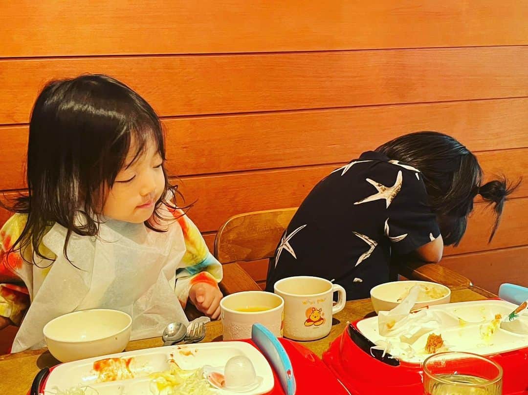 美奈子さんのインスタグラム写真 - (美奈子Instagram)「本日配信された動画でお邪魔した レストランでのお写真。  この1枚の写真にはどんなストーリーが あるでしょうか。  それは。。。。 お子様ランチについていたデザートのゼリーが開けられなかったリア（左）。 じゃあ開けてあげるね💪😁✨と お姉さん発揮しようとした(正しくは叔母発揮)コユキ。  ふぬーーーと手こずりながらも ゼリーの蓋をあけれたこゆき！  その瞬間！  ぽと。。。。。。  落としてしまいました。  楽しみにしていたゼリーが食べられなくて ちょっとプンプンしてるリアと 落としてしまって落ち込んでいるコユキでした✨🌼  2人とも可愛すぎ❤️  そのあと美味しいデザートを注文して 仲良く食べました💚  #可愛い2人 #コユキ #リア #叔母と姪 #娘と孫 #今日の動画は全員集合 #美奈子」9月3日 23時51分 - minako_official