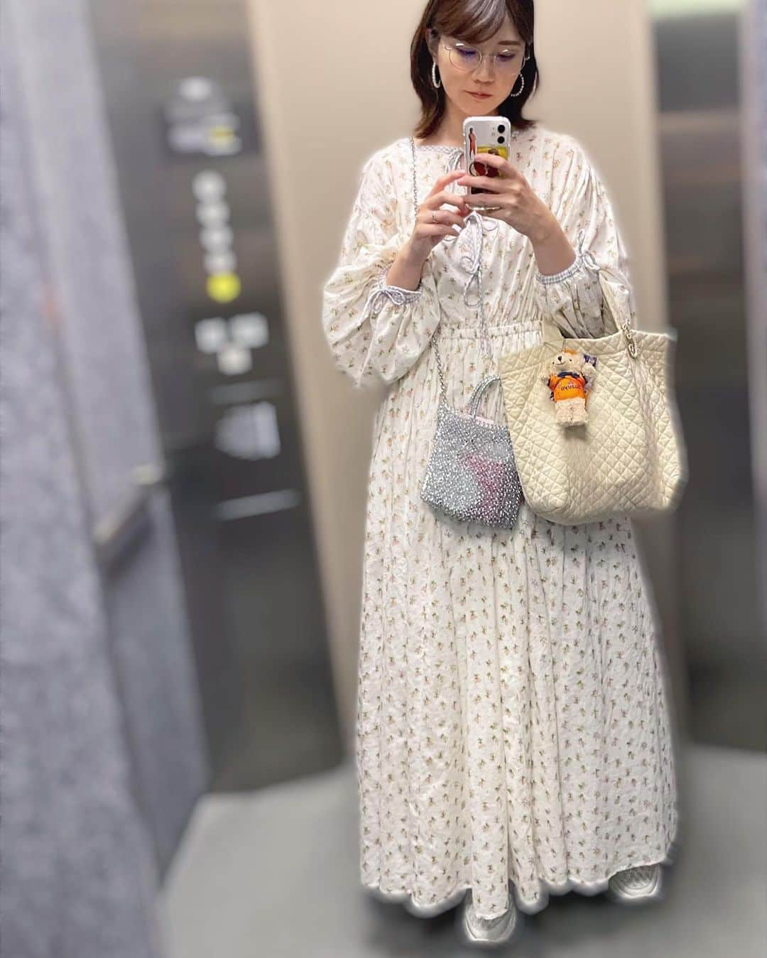 西木恵美里さんのインスタグラム写真 - (西木恵美里Instagram)「🤍 18時START  ☁︎ / 気温30℃ / 風4m   久しぶりの観戦服⚽️ ナイターでもまだ暑いですね🌙 でも風が吹くと涼しくて心地よかった〜♪  きょうは、夫に「それ、ファミリア？」と聞かれたワンピースで行きました（笑） ファミリアちゃうねん（笑） でも赤ちゃんのお肌にも優しそうな(?)ガーゼ生地で、春、夏、秋と長いシーズン着られるお気に入りです🌷  #備忘録 #観戦服 #観戦コーデ #サッカー観戦 #最高気温30度 #気温30度 #気温30度コーデ #iaiスタジアム」9月3日 23時54分 - kamiyaemily