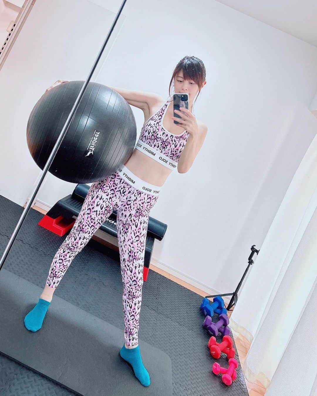 satomiのインスタグラム：「🤍🏋🏻‍♂️🍑 ・ 今週は食べ過ぎたので来週は 調整week☺️🫶🫧🫧 ・ 餌を与えないでください笑🐷🐷 そして運動も頑張る🏋️‍♀️🏋️‍♀️🏋️‍♀️ ・ @realworkout_shinjuku  @ginchan.rw.trainer ・  #REALWORKOUT新宿 #REALWORKOUT #パーソナルジム  #パーソナルトレーニング #トレーニング女子  #新宿パーソナルジム  #新宿ジム #筋トレ女子 #workout #fitness  #トレーニング好きな人と繋がりた #痩せたい　 #ダイエット #スニーカー #新宿グルメ #新宿ランチ #新宿ディナー #ヒップアップ #ダイエットレシピ」