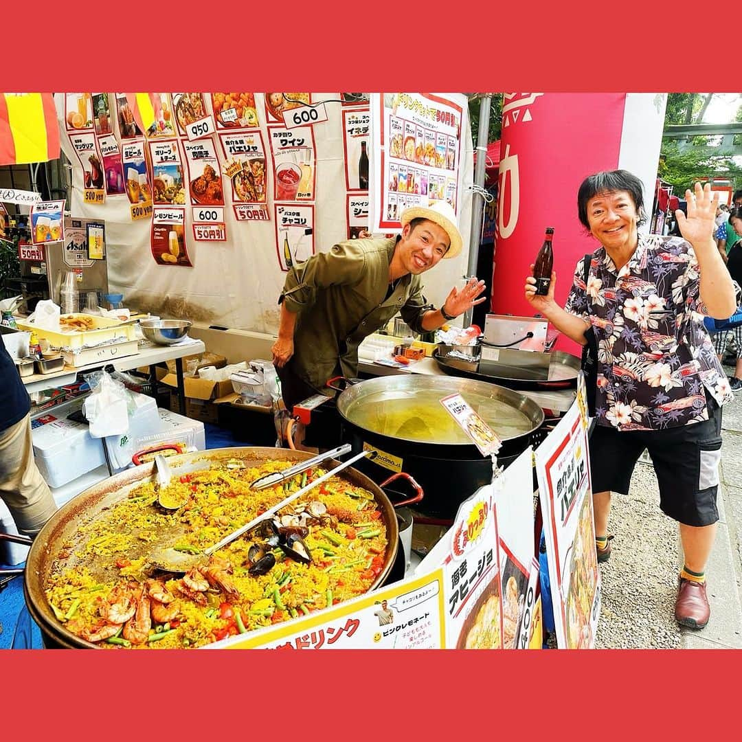 河崎実のインスタグラム：「anocadoさんのパエリア買いに馬橋稲荷神社の例大祭に行ってきました。バカウマなんでこれから行かれる方食べてみてください。スペインビールもゲットしたんで楽しみ。  #阿佐ヶ谷　#アノカド　#パエリア」