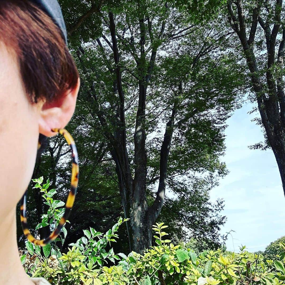 梅津有希子のインスタグラム：「おっきな輪っかピアスしておさんぽ。マスクしてると外す時ジャマだったけど、ようやくつけれるようになった✨　久しぶりで新鮮🙌  #ピアス」