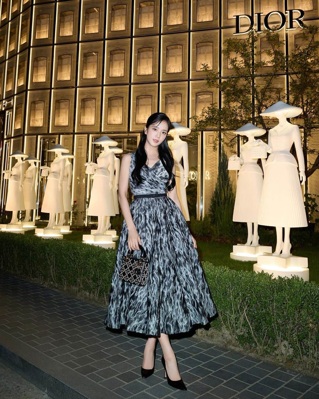 ジスさんのインスタグラム写真 - (ジスInstagram)「In the heart of Seoul, global ambassador @Sooyaaa__ graces the #LadyDior Celebration exhibition with her signature poise, wearing a meticulously designed #DiorAW23 ensemble by @MariaGraziaChiuri. #StarsinDior」9月3日 15時00分 - sooyaaa__