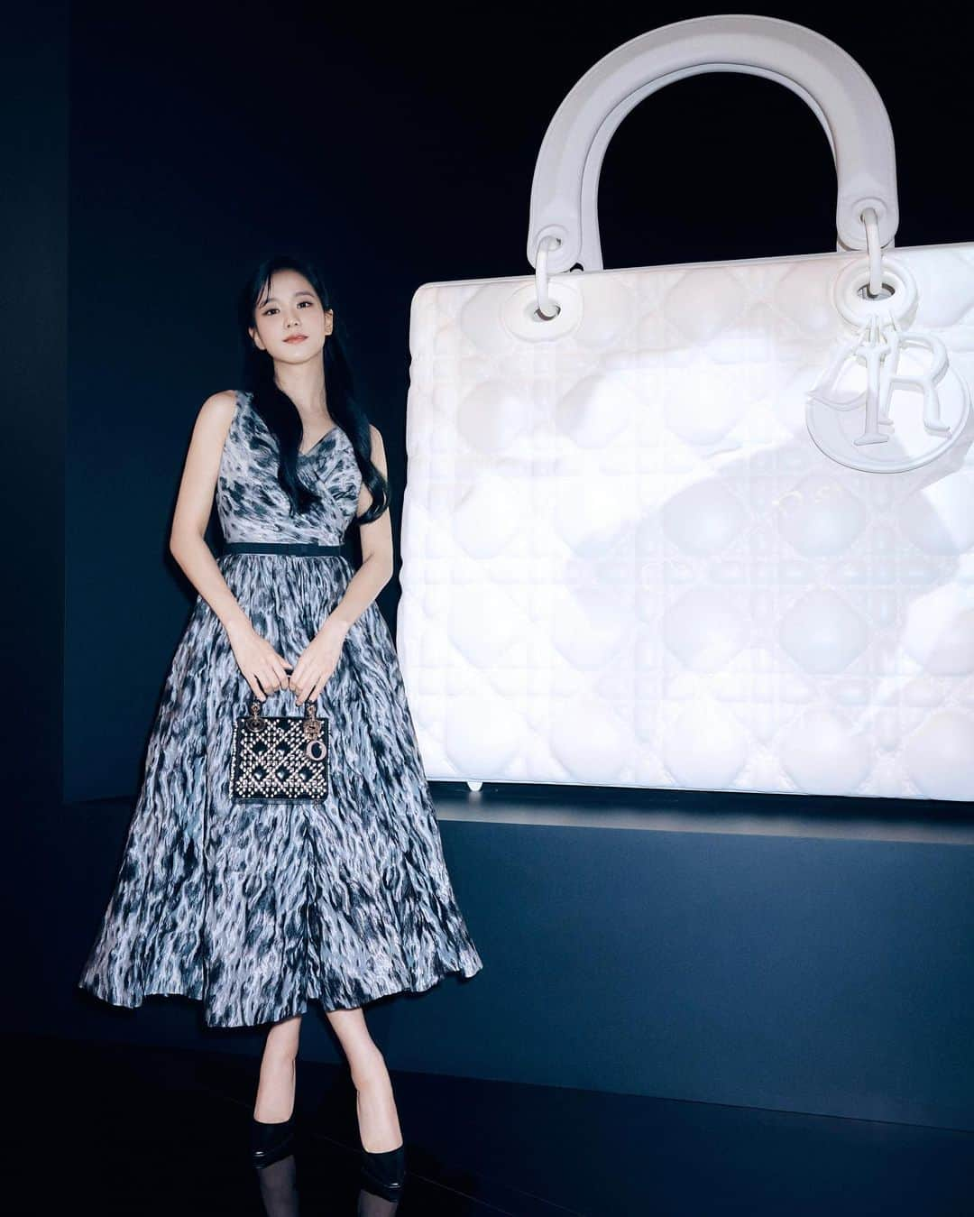 ジスさんのインスタグラム写真 - (ジスInstagram)「In the heart of Seoul, global ambassador @Sooyaaa__ graces the #LadyDior Celebration exhibition with her signature poise, wearing a meticulously designed #DiorAW23 ensemble by @MariaGraziaChiuri. #StarsinDior」9月3日 15時00分 - sooyaaa__