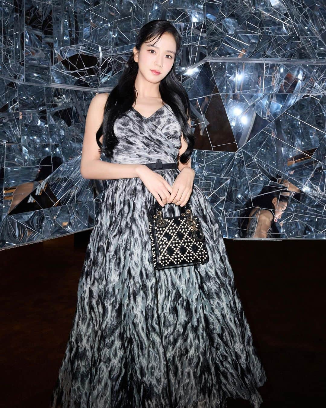 ジスさんのインスタグラム写真 - (ジスInstagram)「In the heart of Seoul, global ambassador @Sooyaaa__ graces the #LadyDior Celebration exhibition with her signature poise, wearing a meticulously designed #DiorAW23 ensemble by @MariaGraziaChiuri. #StarsinDior」9月3日 15時00分 - sooyaaa__