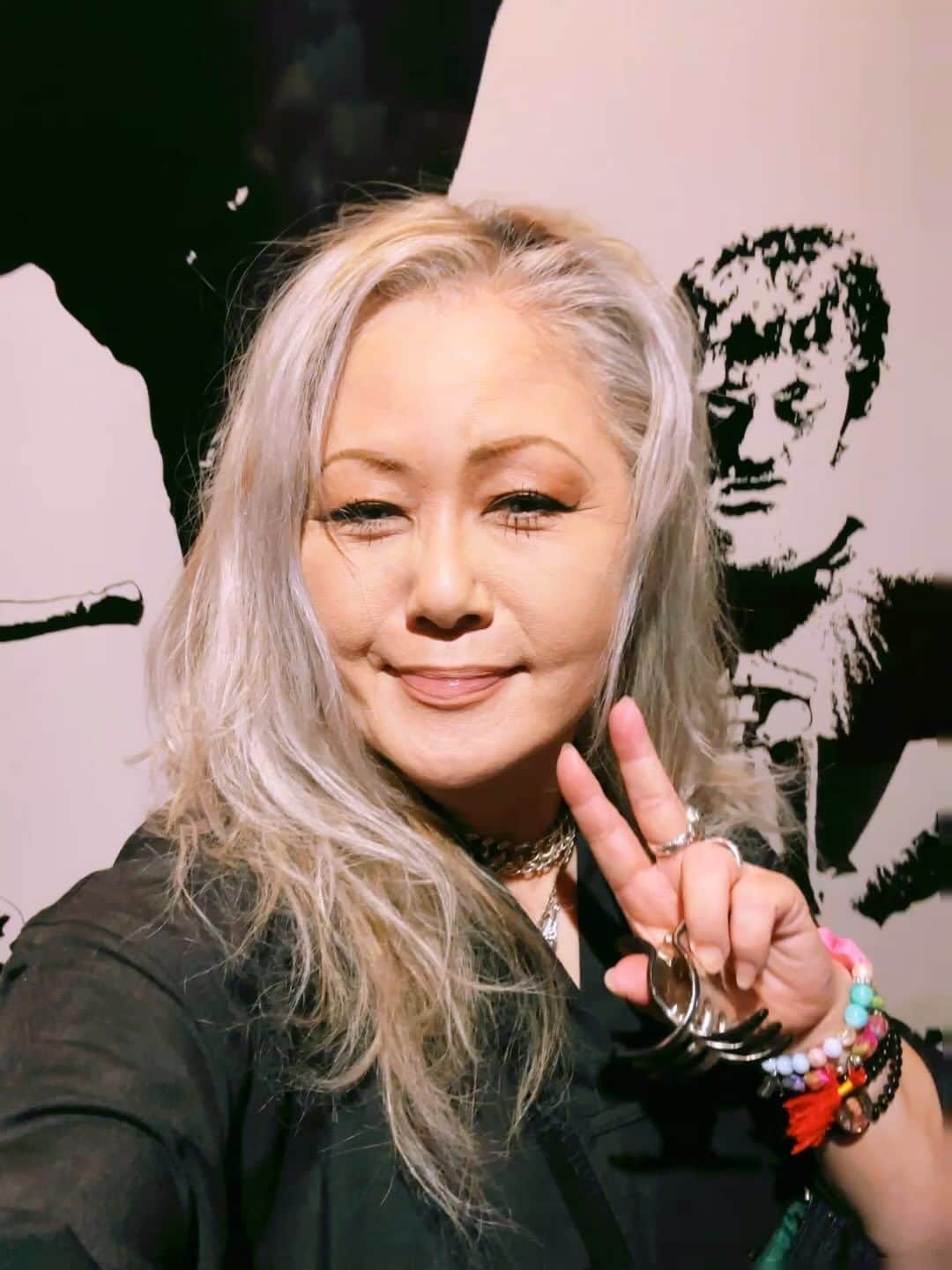 JILLのインスタグラム：「15年のお付き合い。 私のパーソナルトレーナーでもあるファイティングフィットネスジムの井上先生とステキな奥さまめぐさん、同じくジムの美人トレーナーはまちゃん。彼女はPERSONZのコピバンでドラム叩いてたぁ。久々に乾杯。屋上BBQ。楽しいぃ👍  #fightinggym三軒茶屋   ———————————— #09月09日新宿高島屋 #09月30日billboardlive横浜 #10月03日billboardlive大阪 #10月29日REDROCKS #11月03日西条市ストーンハンマー #11月04日西条市こけら落とし  ———————————— #jillpersonz  #personz  #youtubepersonzチャンネル #note  #jillpersonz  #エアプレ #JILLプレ #ラジオ高崎 #三味線jill屋」