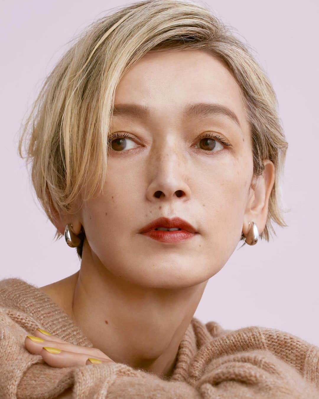 YUKI TAKESHIMAのインスタグラム：「New work for @kakimotoarms_official  2023A/W @koba5122  @ako_muramatsu  @yinfkd  AD： @nakanotakeshi  Photo： @kinyaota  Styist： @chie_atsumi  Make：#yukimake THX #yukimaketeam  @tomoyamotegi  @ttoomooii   Models： #甲田益也子 @rina_karina0417  @amaliiasin  ASAHINA ARISA   useing #ヴィーガンコスメ  #bisou #enhanceaday」