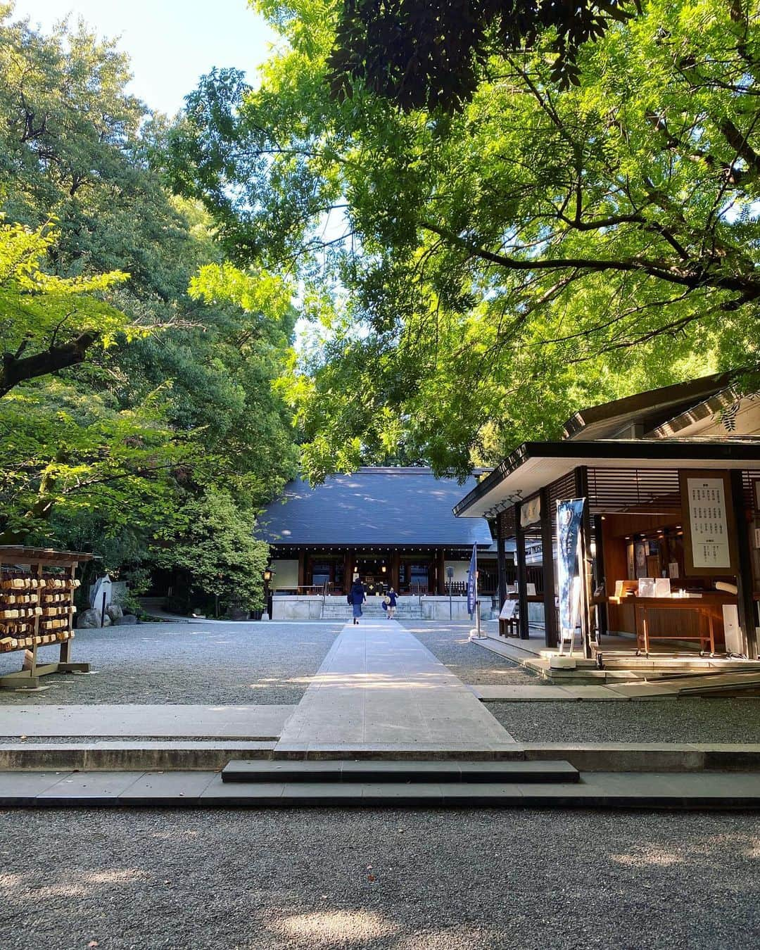 眞仲里奈のインスタグラム：「乃木神社🌿 6年前(!)の友達の結婚式ぶりですごく懐かしかった〜！  厳かでキリッとした空気に背筋が伸びる🙌🏻  御朱印とお守りを受けて帰ってきました⛩  あまりお守りは持たない派ですが、 「何事にも打ち勝つ」という意味が込められた 勝守(かちまもり)というのがありまして…  今の自分にぴったりではないか…  ということでお受けしました😇  #乃木神社 #乃木坂 #乃木神社お守り#勝守 #東京神社巡り #御朱印 #神社巡り  #japaneseshrine #nogishrine」