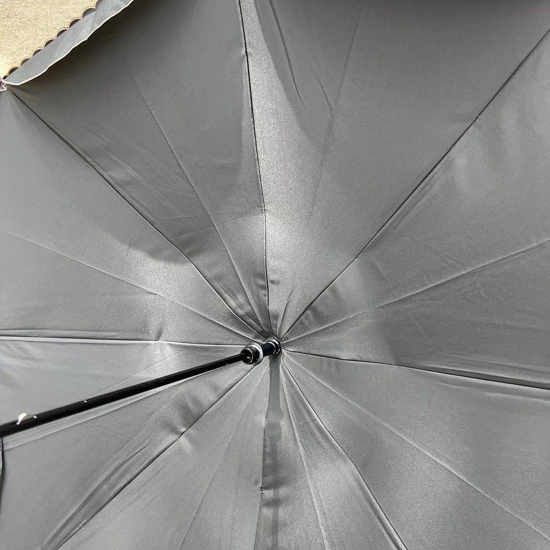 七瀬さくらさんのインスタグラム写真 - (七瀬さくらInstagram)「逆さに開いて、逆さに閉じる「CARRY saKASA(キャリーサカサ）SunShut Model」を使ってみたら快適だった☂  この夏はマジで日傘を使いまくった夏でした。そして現在も夏。  晴雨兼用、UVカット99.9%、完全遮光、遮熱度60%で涼しい！ さらに開くとサンシェードが日焼けとして出てきてさらに◎  骨が隠れてるのも良いし、軽いのも有り難い。 しかも！これ自立する！何気に便利です！！結構感動する…！  逆さになるので、閉じるときは濡れた面が内側に入る！！☔めちゃくちゃこれいい… 畳めば電車とかでも気にせず持てるのが良い！  ビジューボタンの留め具や刺繍の縁取りのデザインも可愛い❤️ ちなみに、サンシェードは内側に折り込めば無しのver.でも使えます。  至れり尽くせりすぎる…！！！！  これはめちゃくちゃおすすめできる日傘なので是非使って欲しい…！こちらのブランドさんはいろんな傘を出されてるので是非ご覧ください☺️  ちなみに撮影時、めちゃくちゃ強風だったんですがひっくり返ったり飛ばされなかったです☻  PR @carry_sakasa #carrysakasa #carry_sakasa #逆さ傘 #キャリ－サカサ」9月3日 15時09分 - 739ra