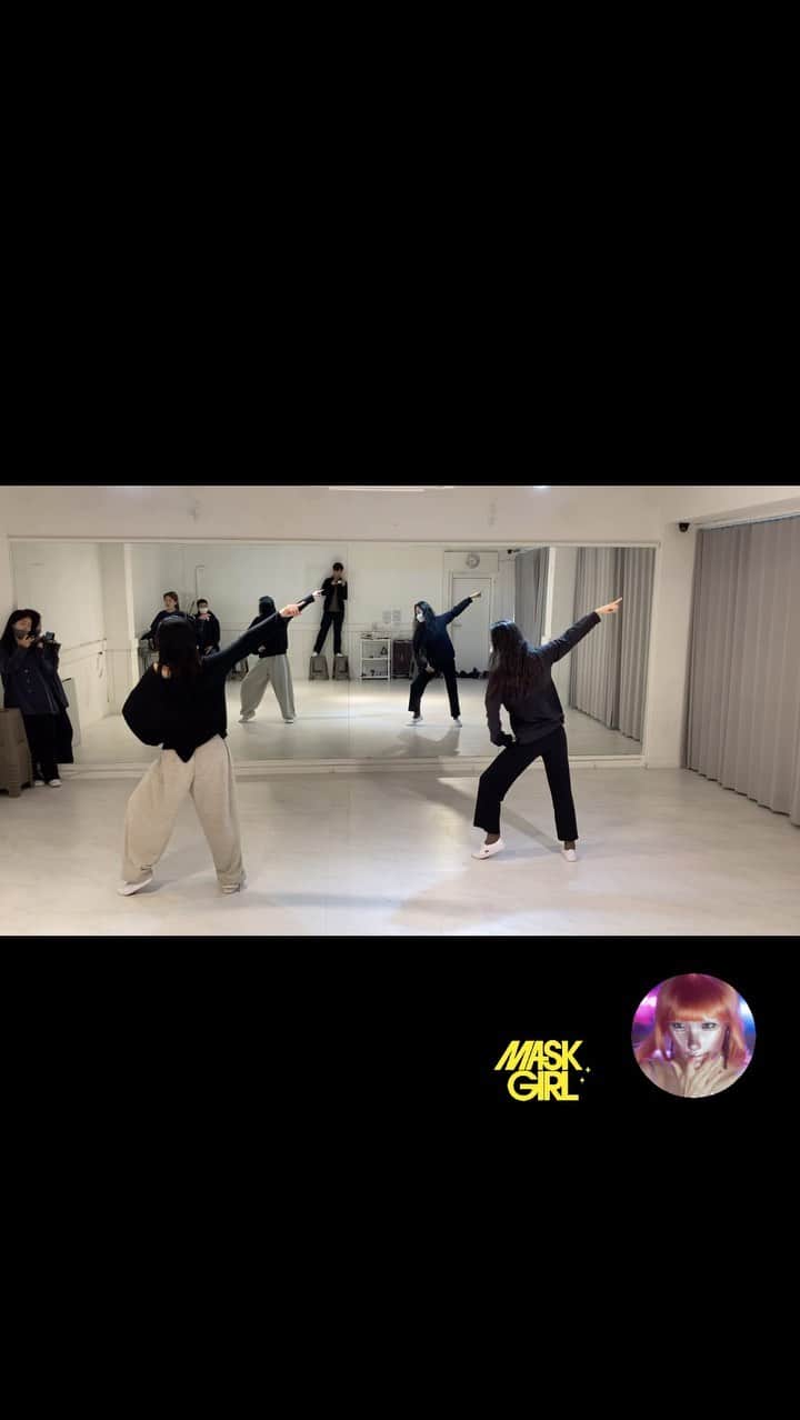 ナナ のインスタグラム：「opening 모미 🩷 #maskgirl #netflix #이한별 #김모미」